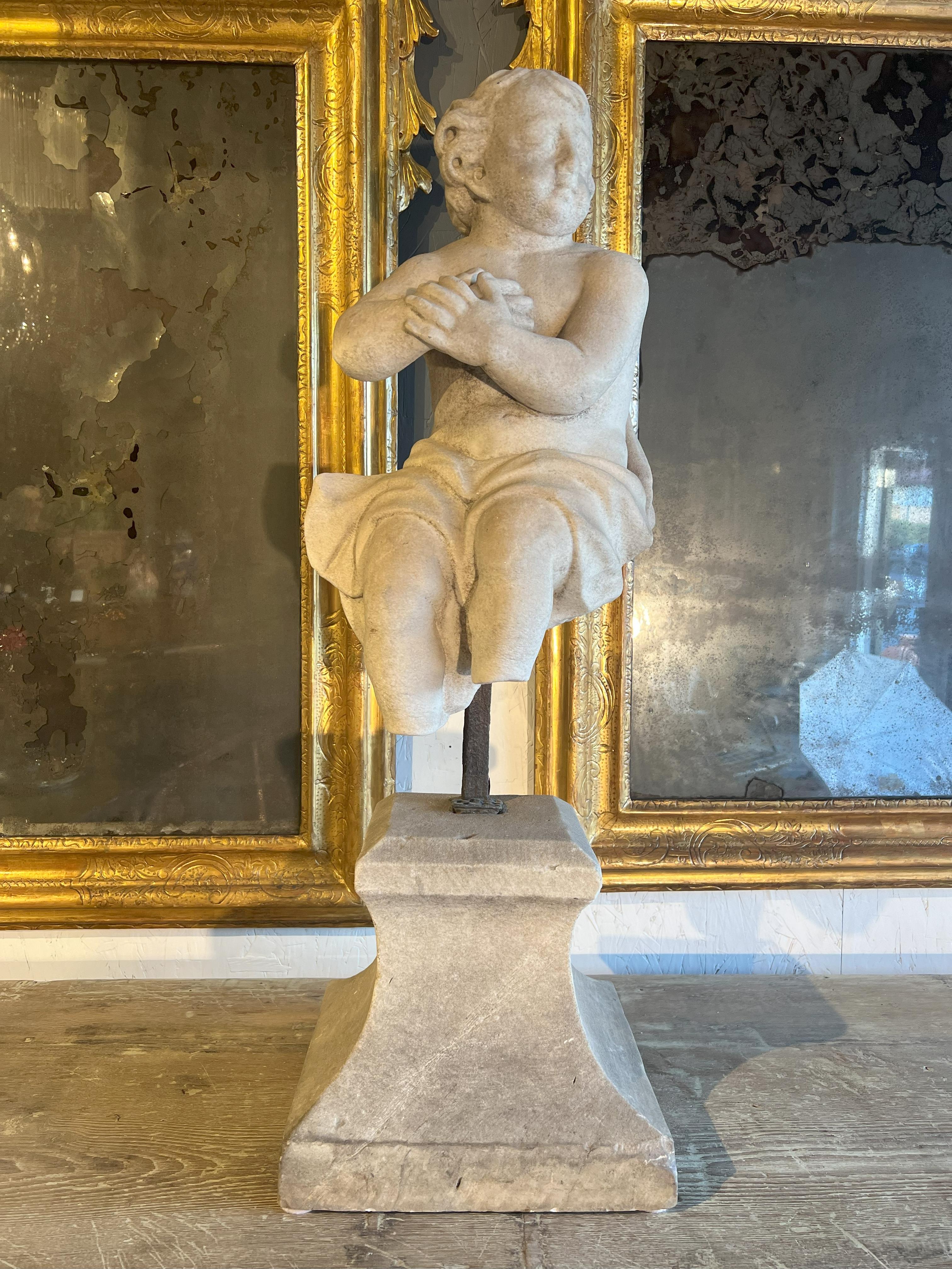 Italienische antike, tanzende Putto aus Marmor aus dem 18. Jahrhundert auf einem Sockel. (Handgeschnitzt) im Angebot