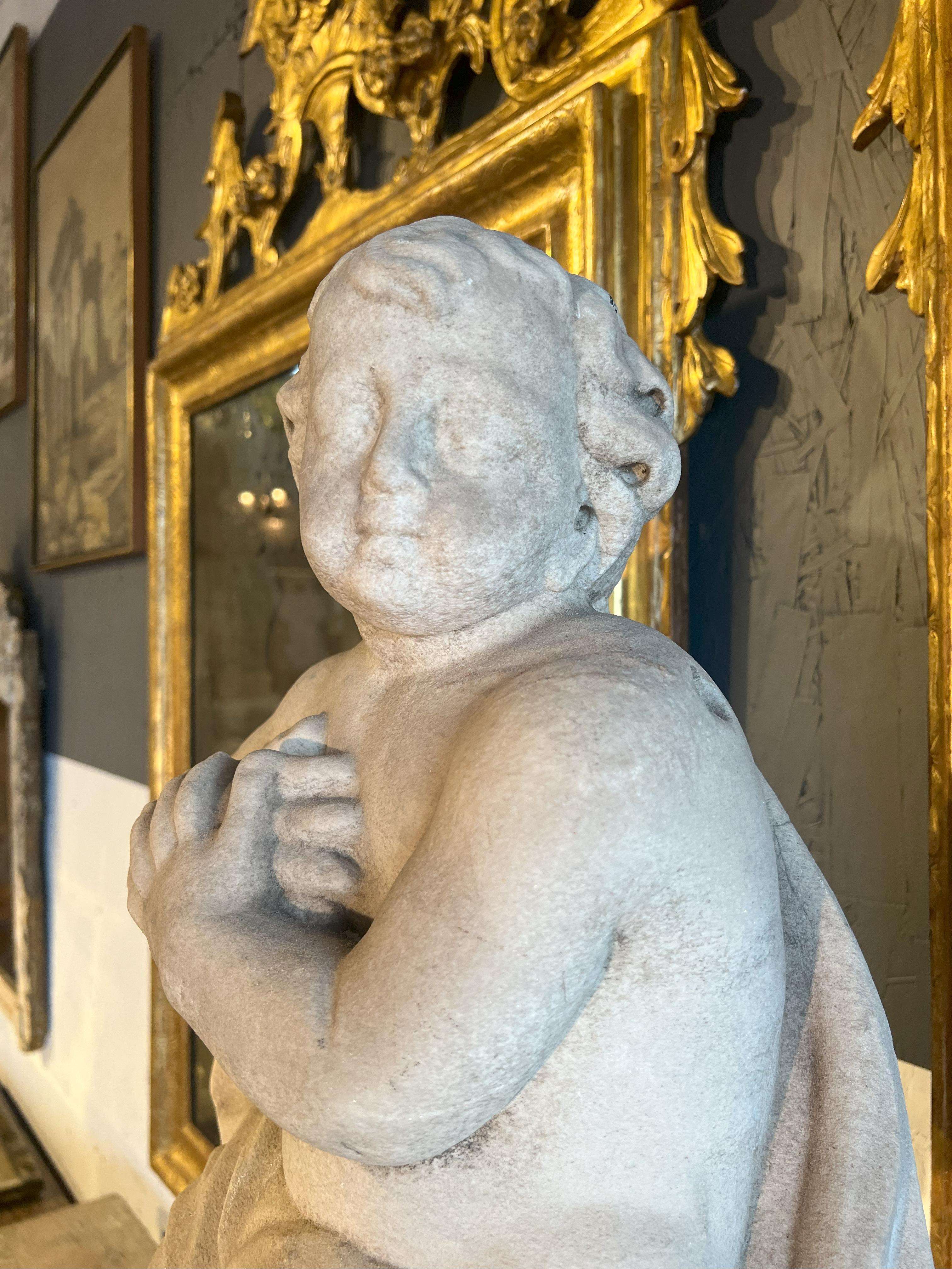 Italienische antike, tanzende Putto aus Marmor aus dem 18. Jahrhundert auf einem Sockel. im Angebot 2