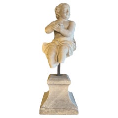 Putto bailarín italiano antiguo de mármol del siglo XVIII pequeño sobre peana.