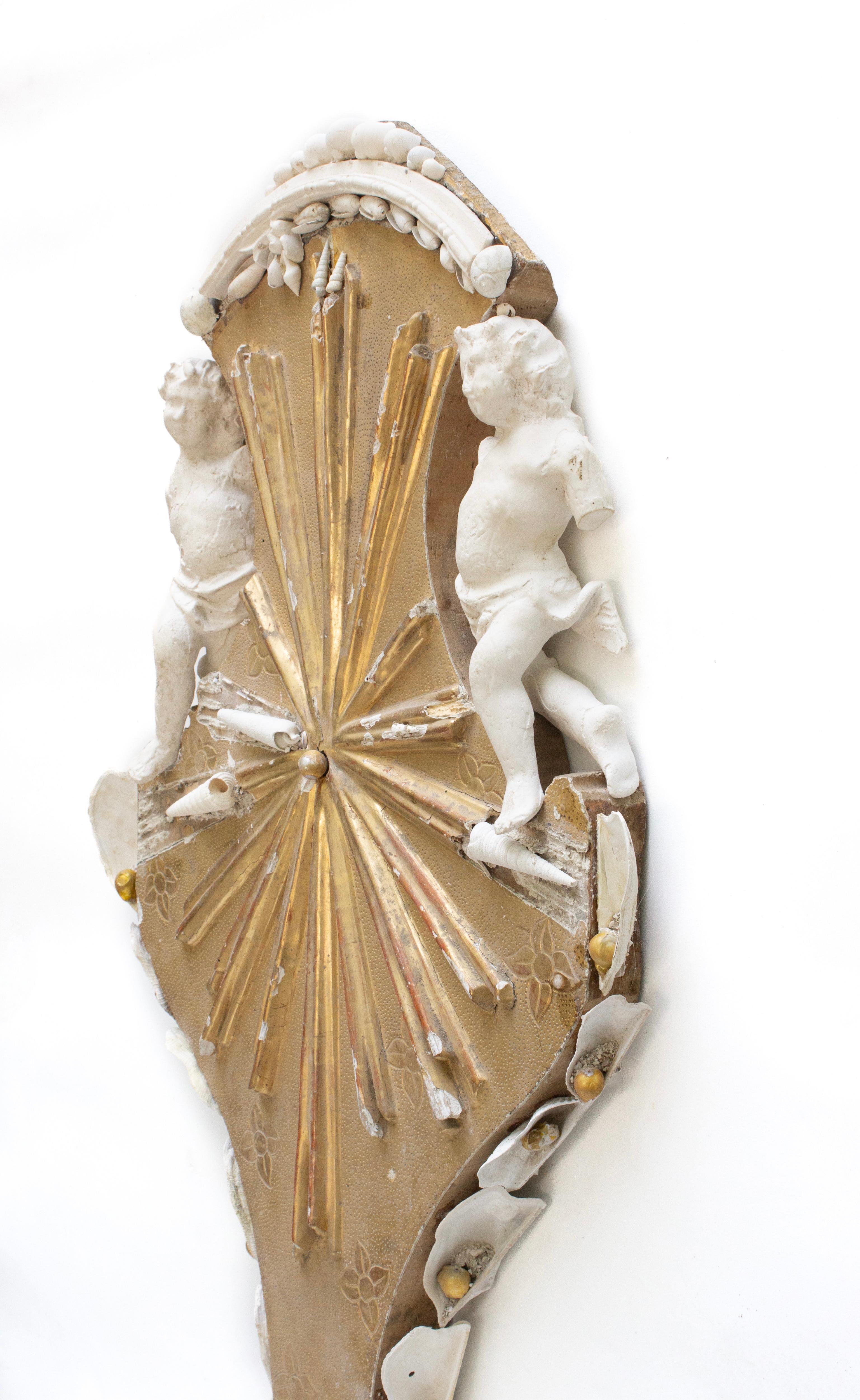 Feuille d'or Élément architectural italien du 18ème siècle avec anges en plâtre coulé à la main en vente