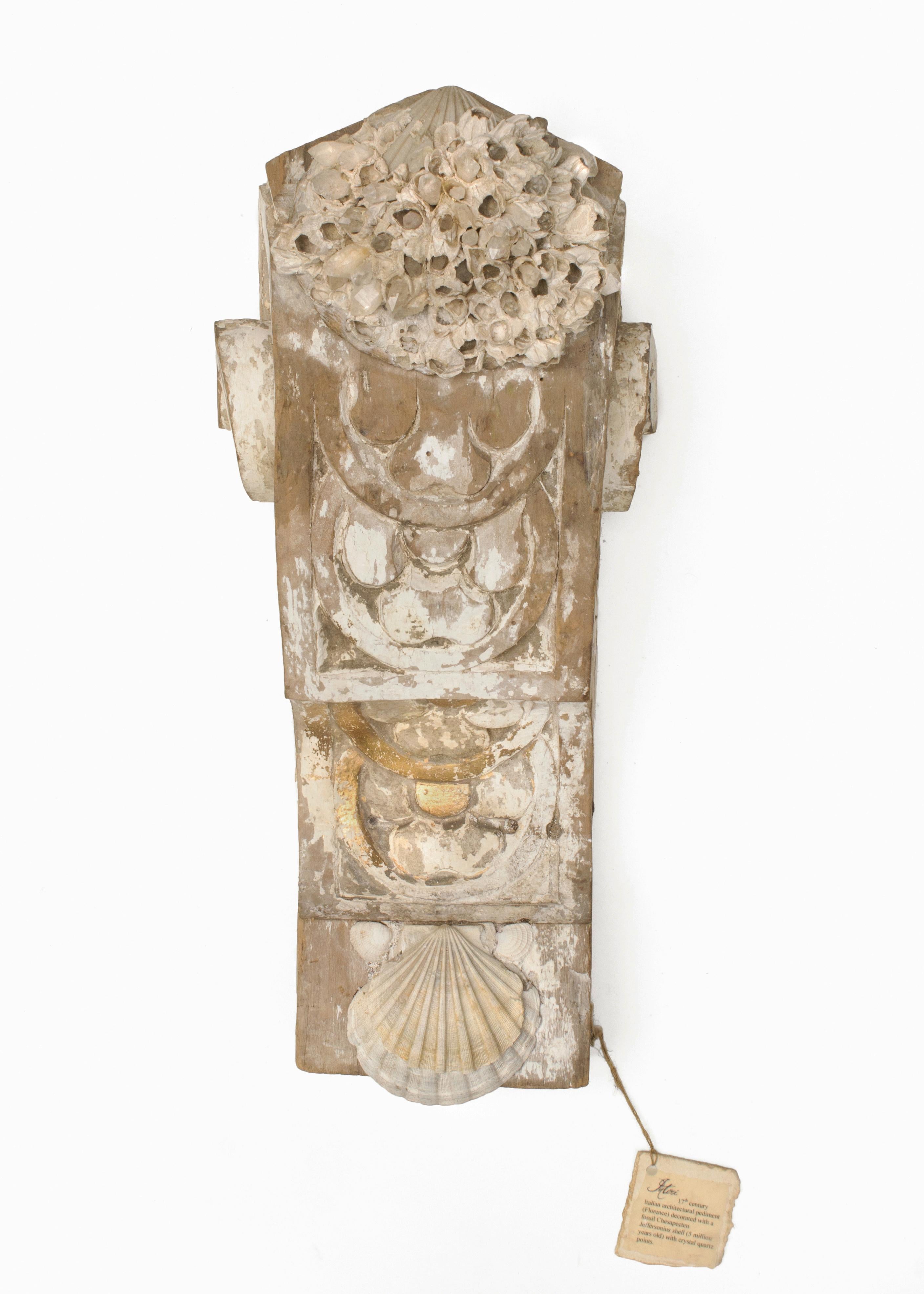 Frontón arquitectónico italiano del siglo XVIII decorado con conchas chesapecten jeffersonius con percebes y puntas de cuarzo cristalino. El frontón arquitectónico del siglo XVIII procede originariamente de Florencia. Todavía quedan restos de pan de