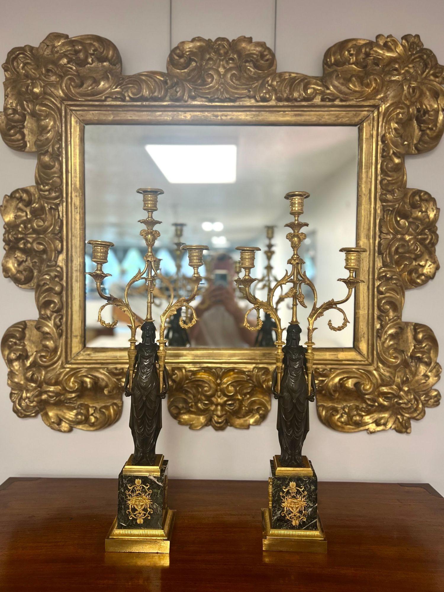 MIROIR EN BOIS DORÉ SCULPTÉ BAROQUE TARDIF
Probablement italien, composé d'éléments du XVIIIe siècle

37 1/4