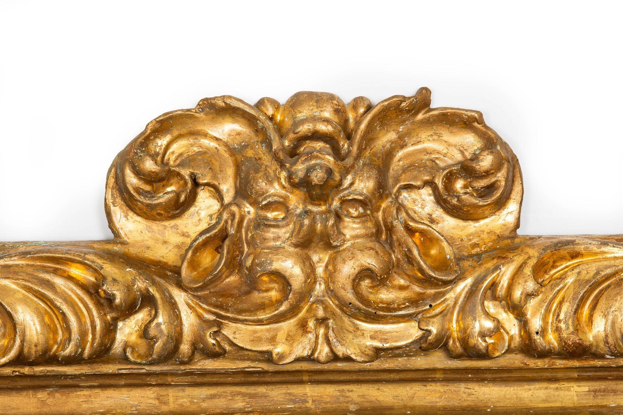 Sculpté Miroir en bois doré sculpté du XVIIIe siècle, baroque italien antique en vente