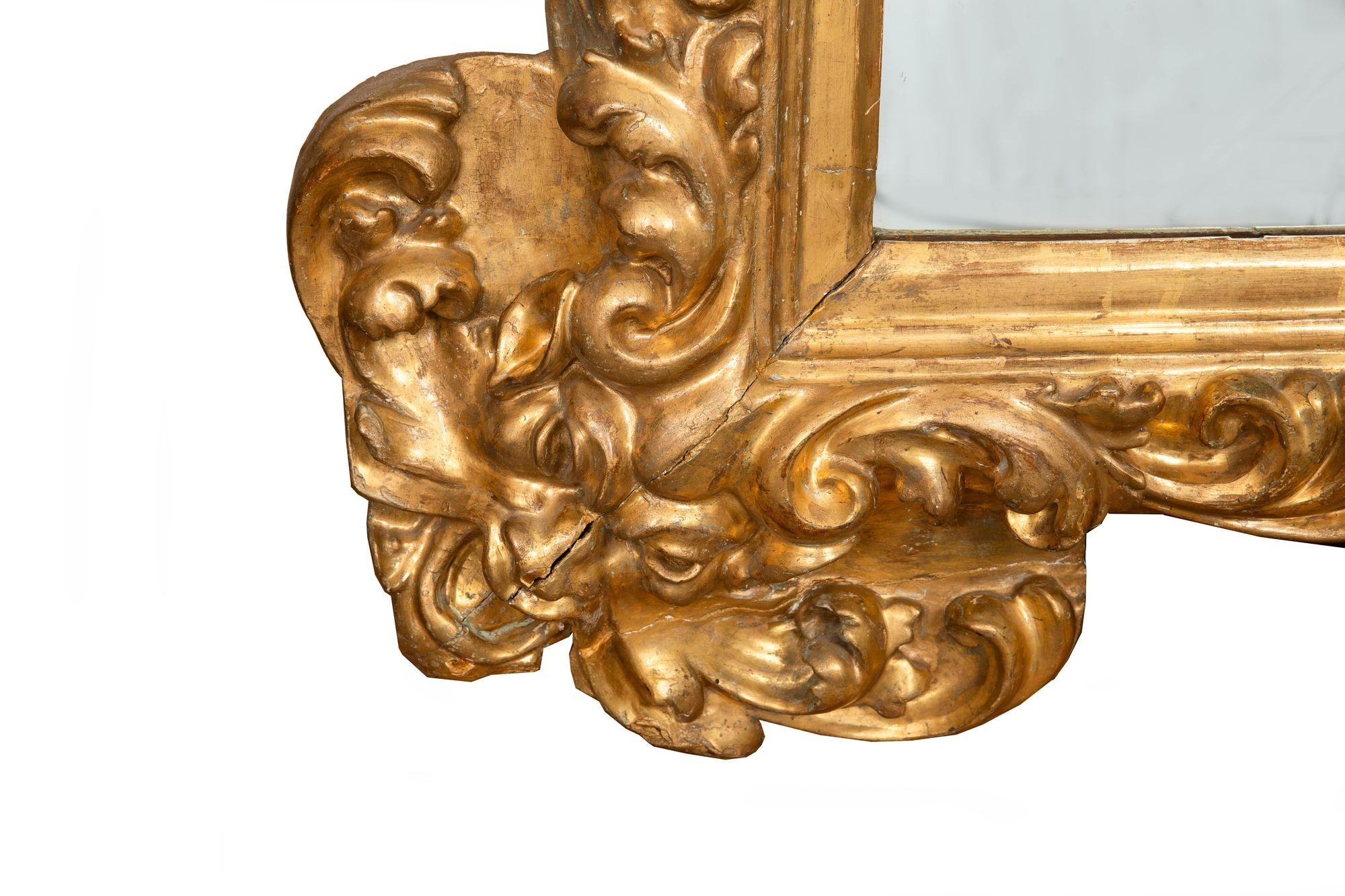 XVIIIe siècle et antérieur Miroir en bois doré sculpté du XVIIIe siècle, baroque italien antique en vente