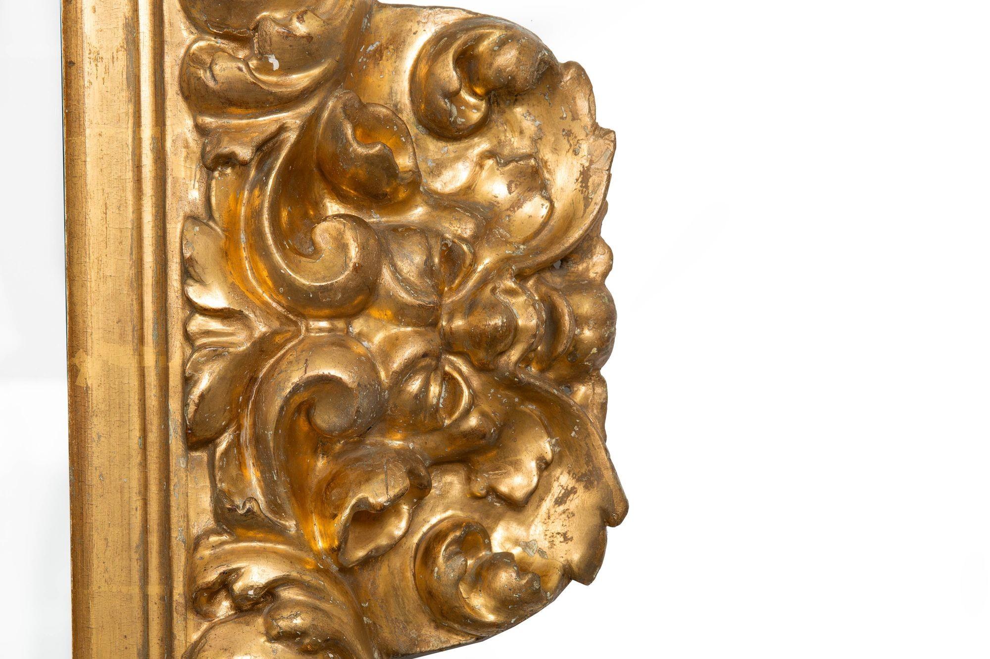 Verre Miroir en bois doré sculpté du XVIIIe siècle, baroque italien antique en vente