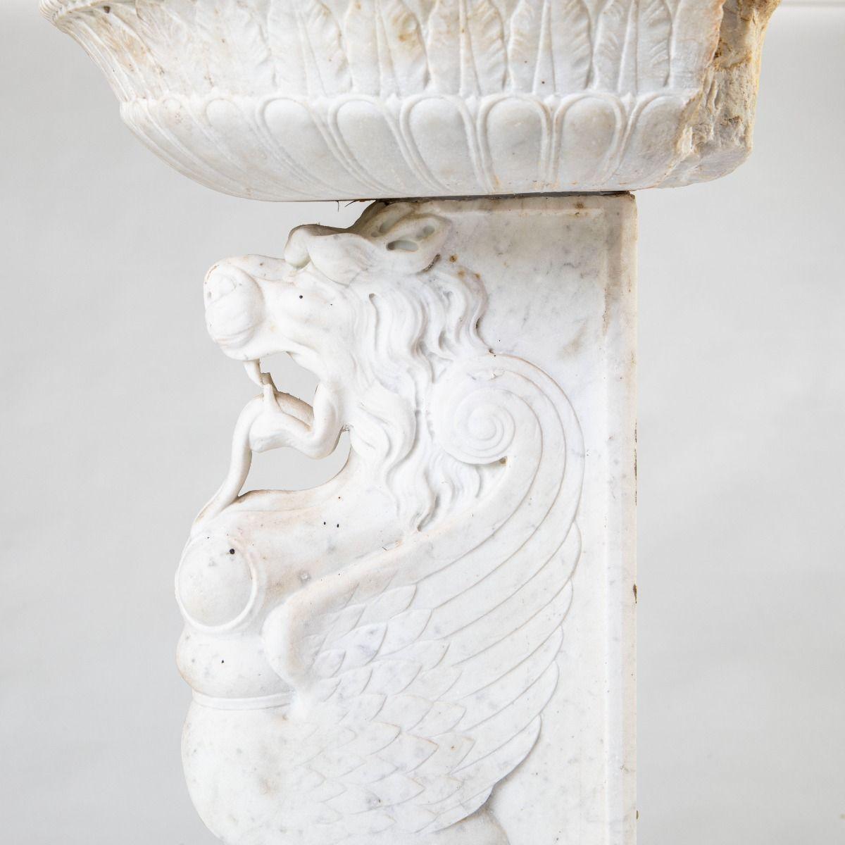 18th Century Italian Baroque Carrara Marble Basin with Sphinx Pedestal For Sale 5