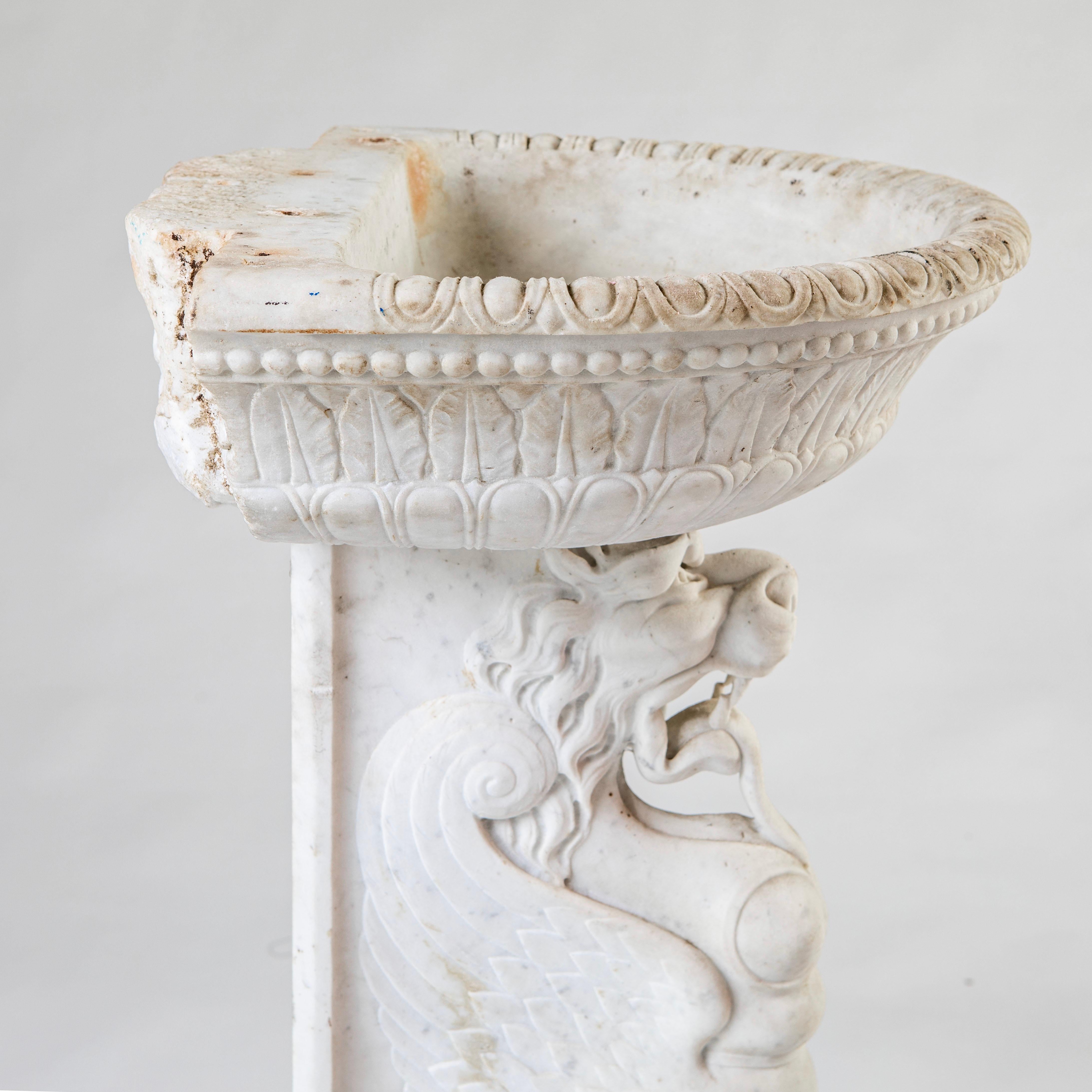 18th Century Italian Baroque Carrara Marble Basin with Sphinx Pedestal For Sale 5