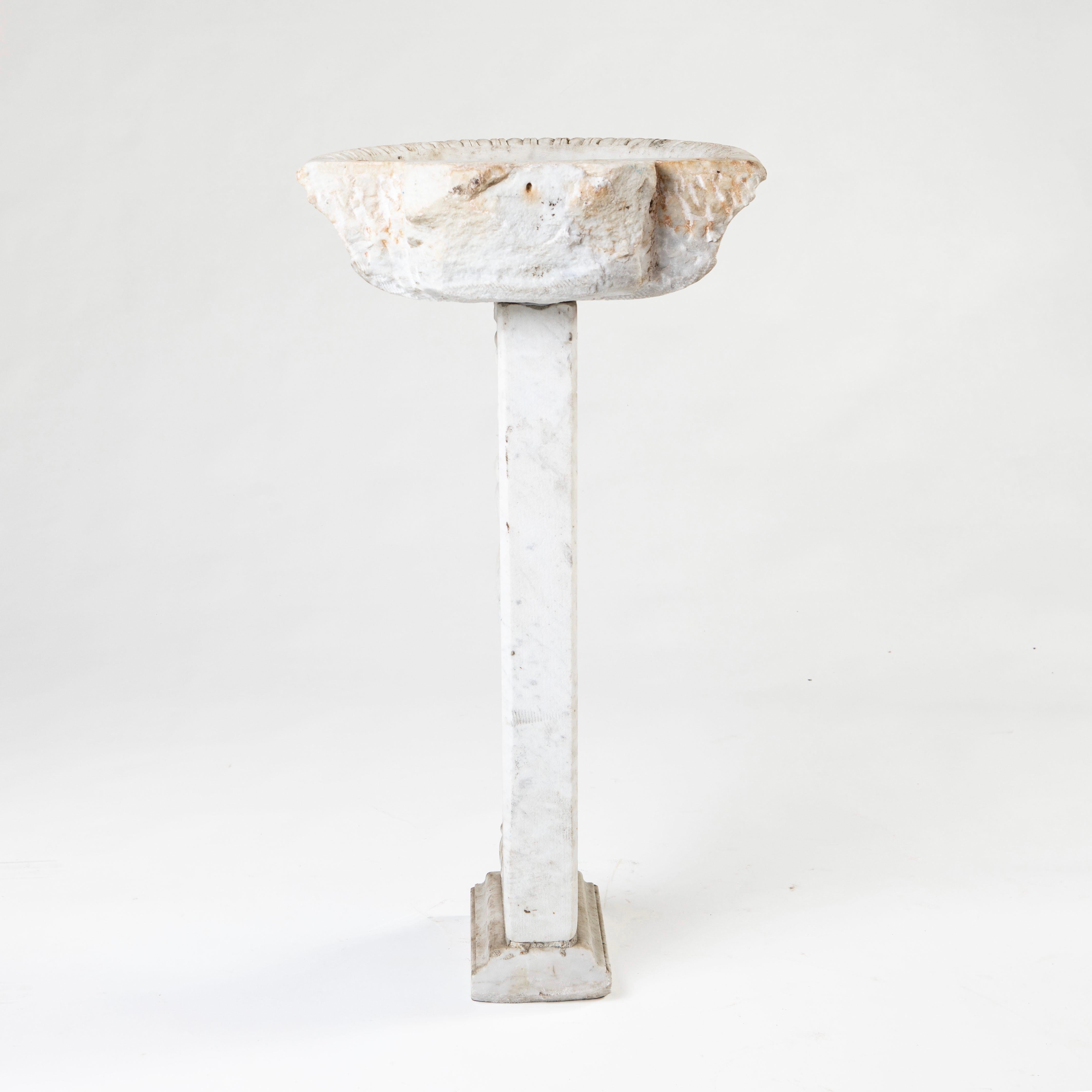 18th Century Italian Baroque Carrara Marble Basin with Sphinx Pedestal For Sale 6