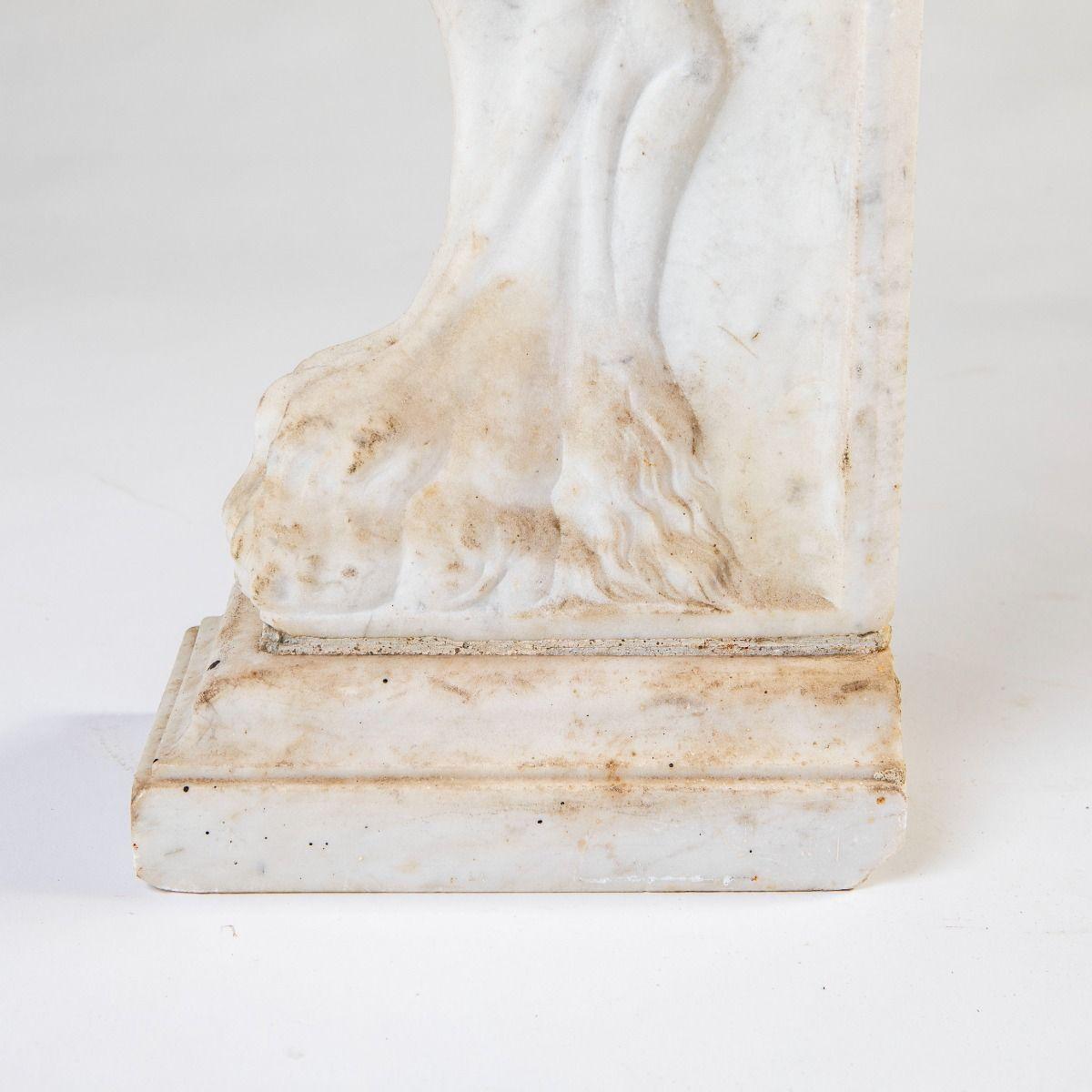 18th Century Italian Baroque Carrara Marble Basin with Sphinx Pedestal For Sale 7