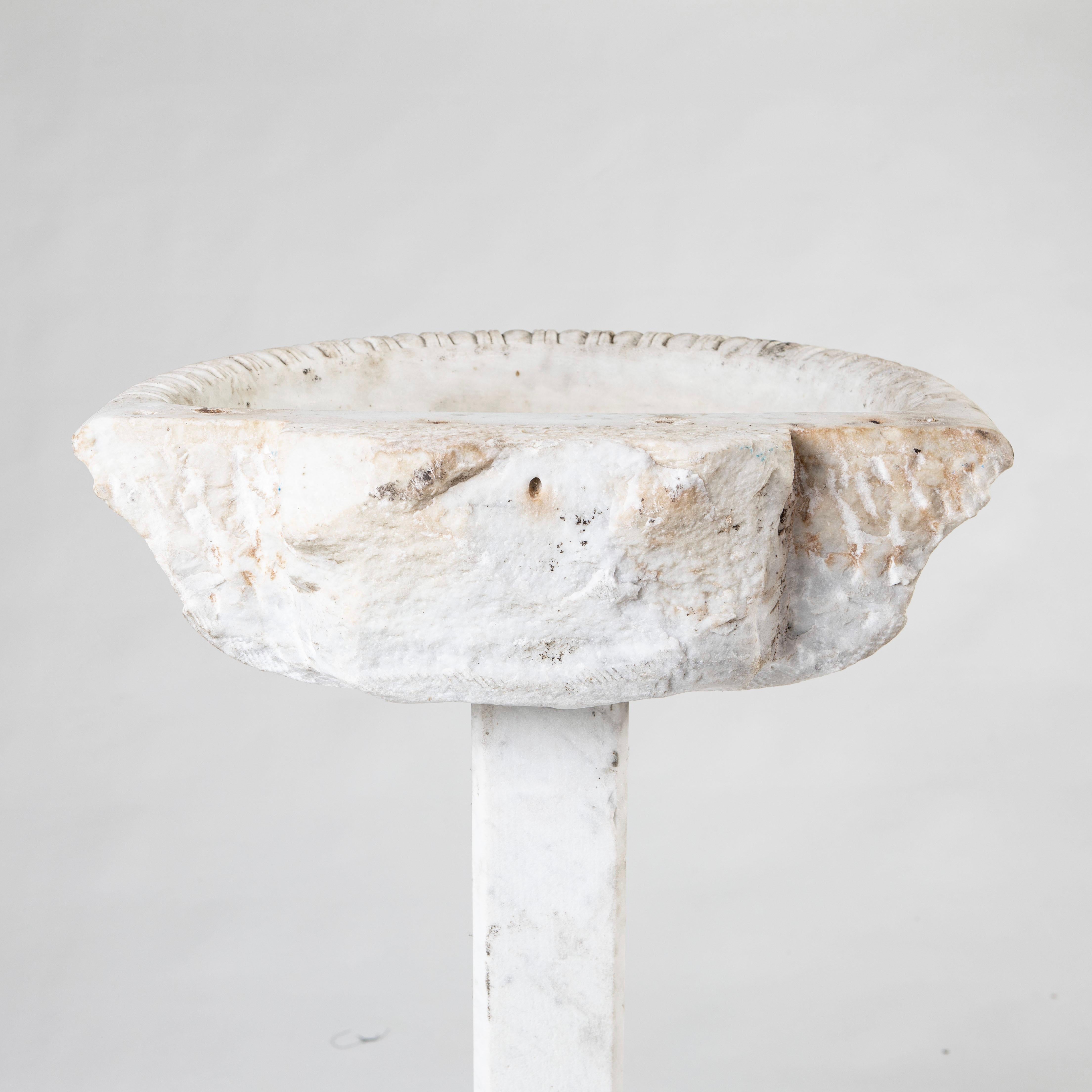 18th Century Italian Baroque Carrara Marble Basin with Sphinx Pedestal For Sale 7