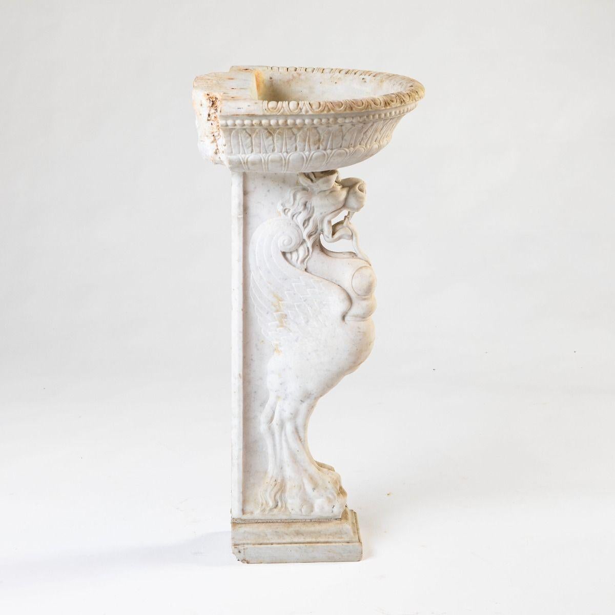 18th Century Italian Baroque Carrara Marble Basin with Sphinx Pedestal In Good Condition For Sale In Kastrup, DK