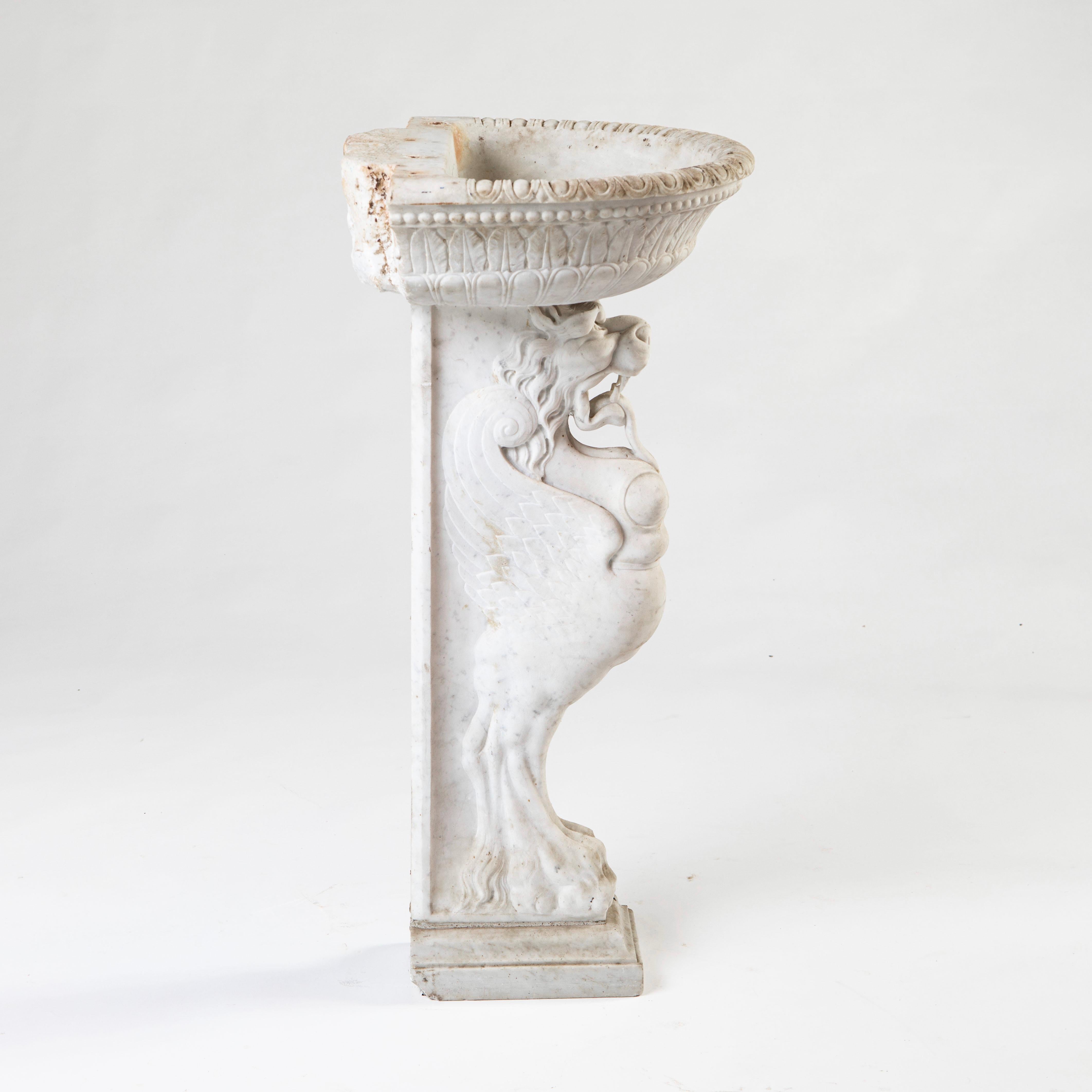 18th Century Italian Baroque Carrara Marble Basin with Sphinx Pedestal In Good Condition For Sale In Kastrup, DK