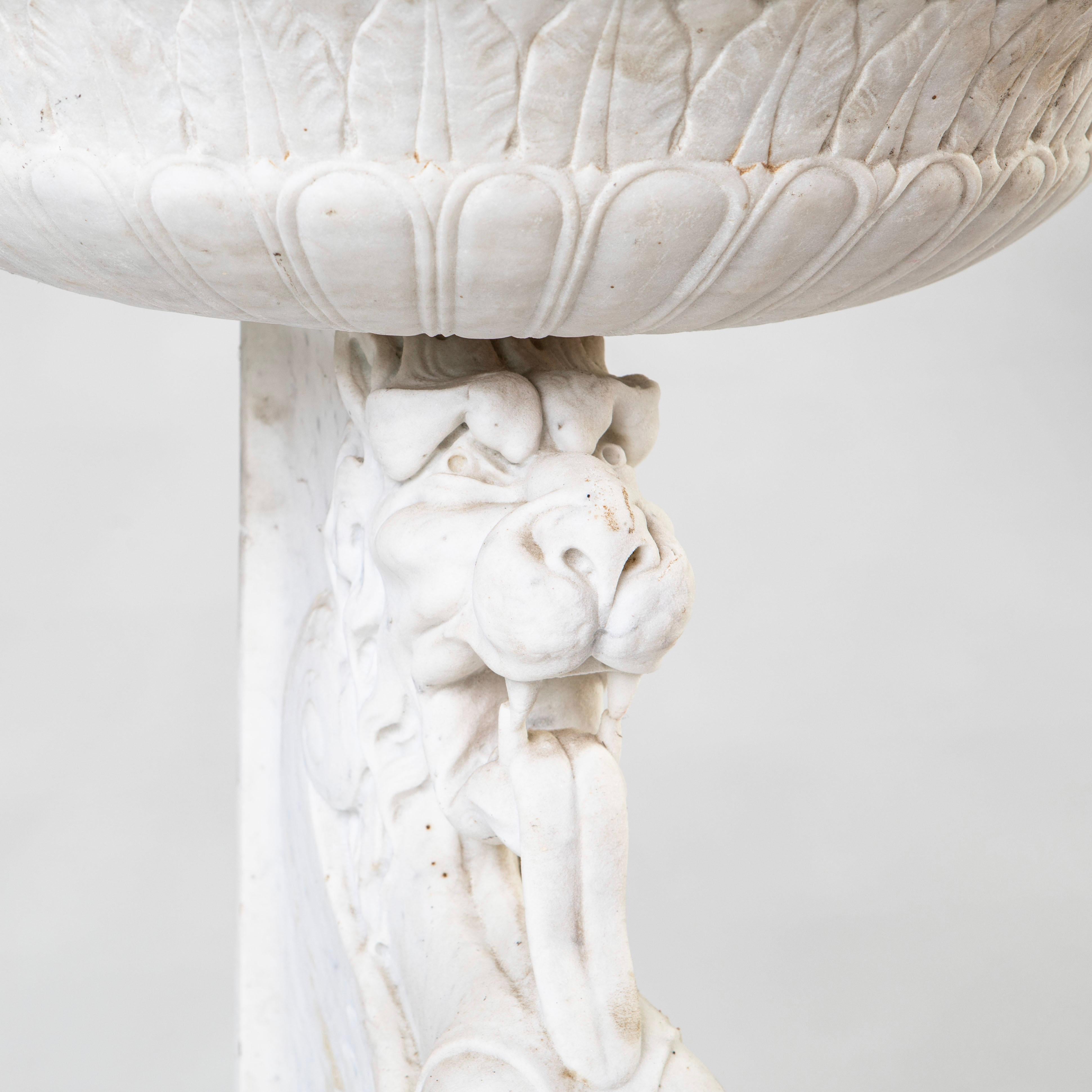 18th Century Italian Baroque Carrara Marble Basin with Sphinx Pedestal For Sale 1