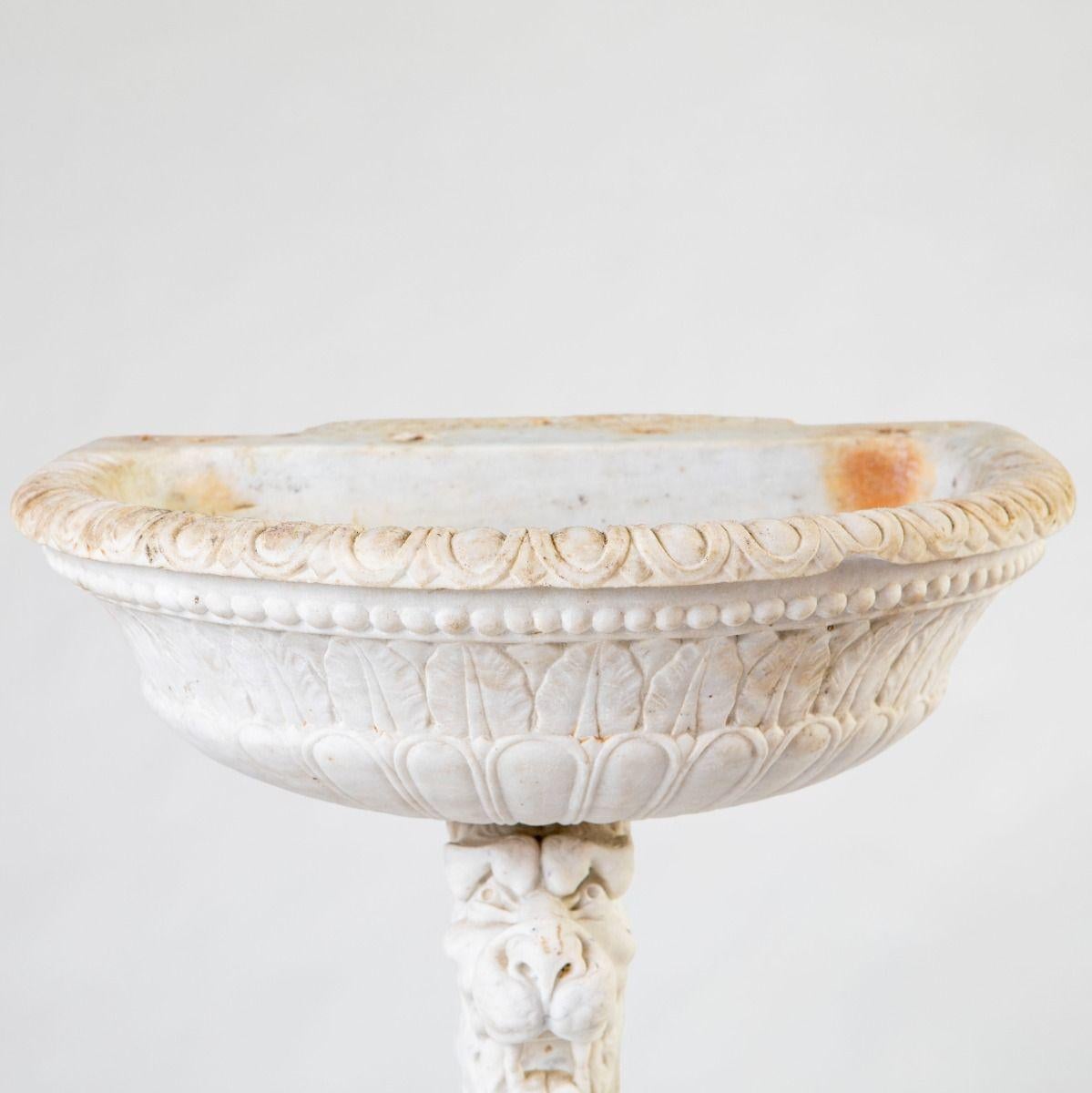 18th Century Italian Baroque Carrara Marble Basin with Sphinx Pedestal For Sale 2