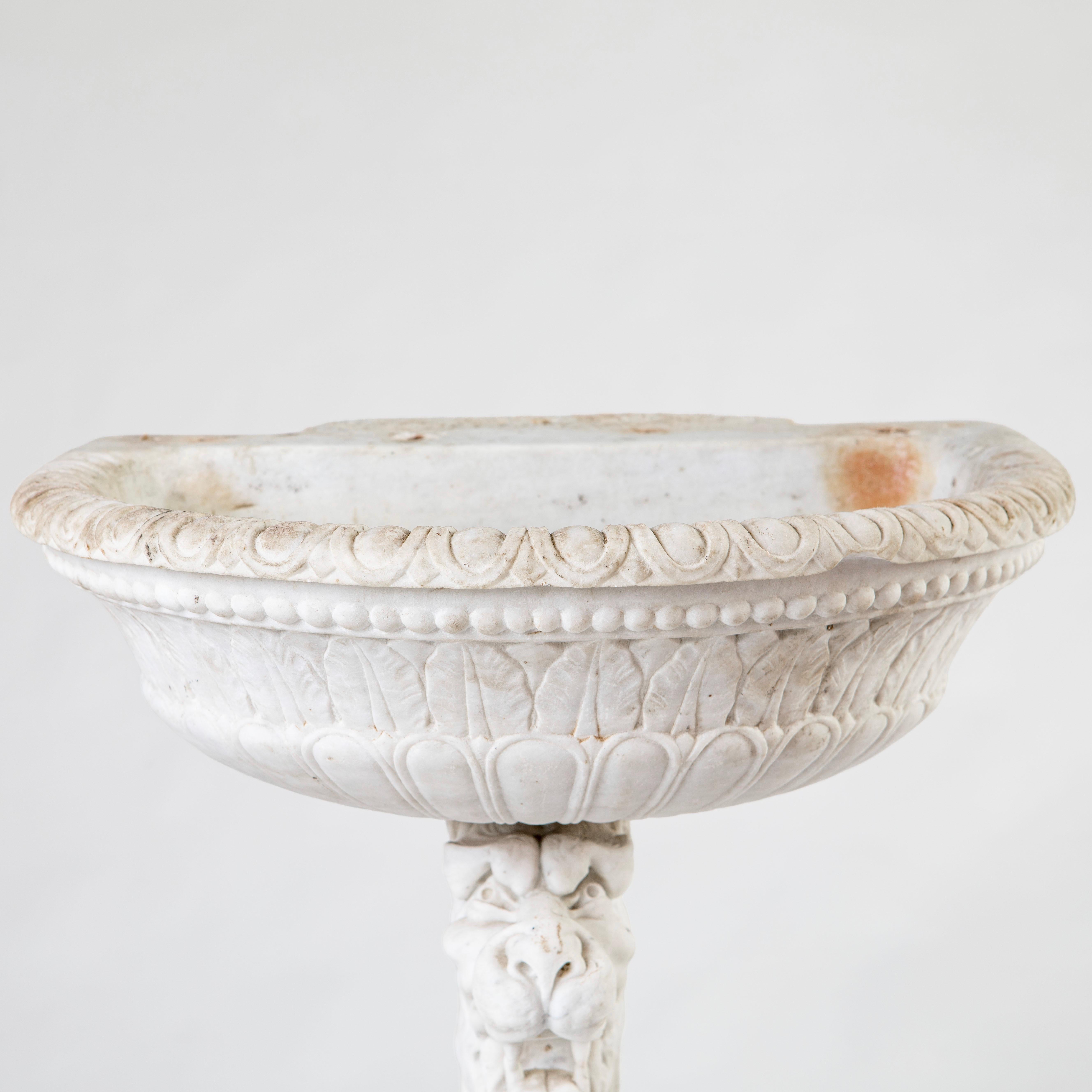 18th Century Italian Baroque Carrara Marble Basin with Sphinx Pedestal For Sale 2
