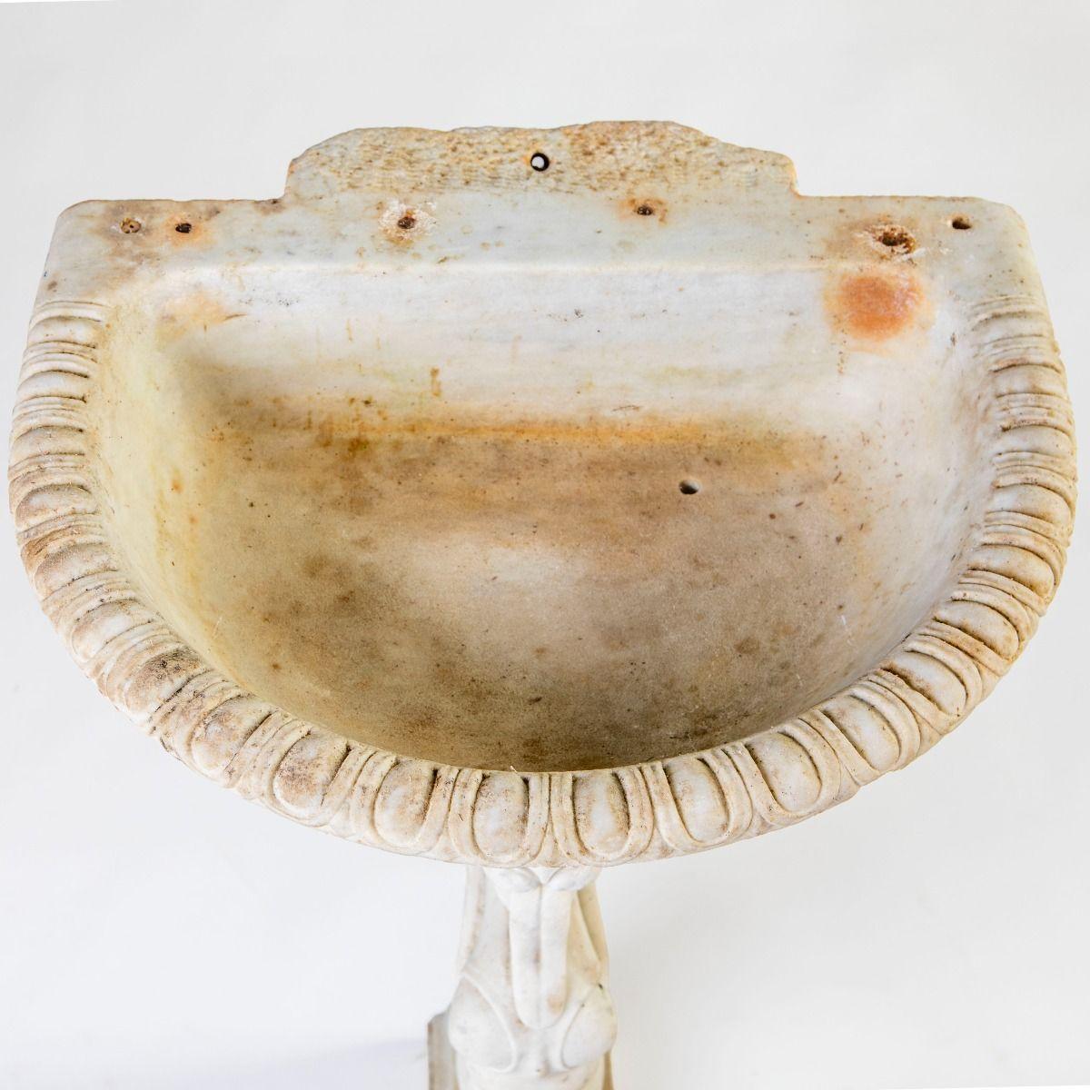 18th Century Italian Baroque Carrara Marble Basin with Sphinx Pedestal For Sale 3