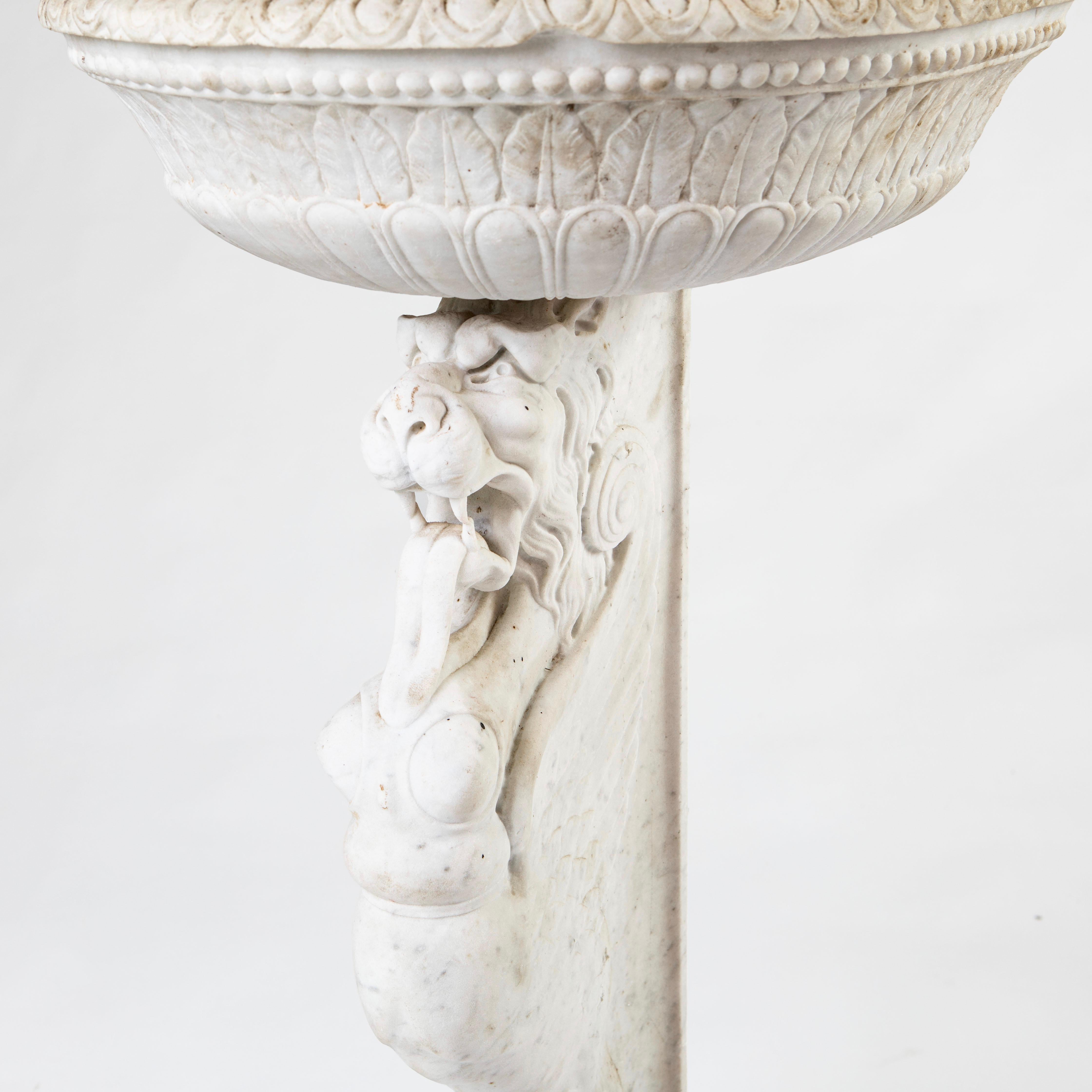 18th Century Italian Baroque Carrara Marble Basin with Sphinx Pedestal For Sale 3