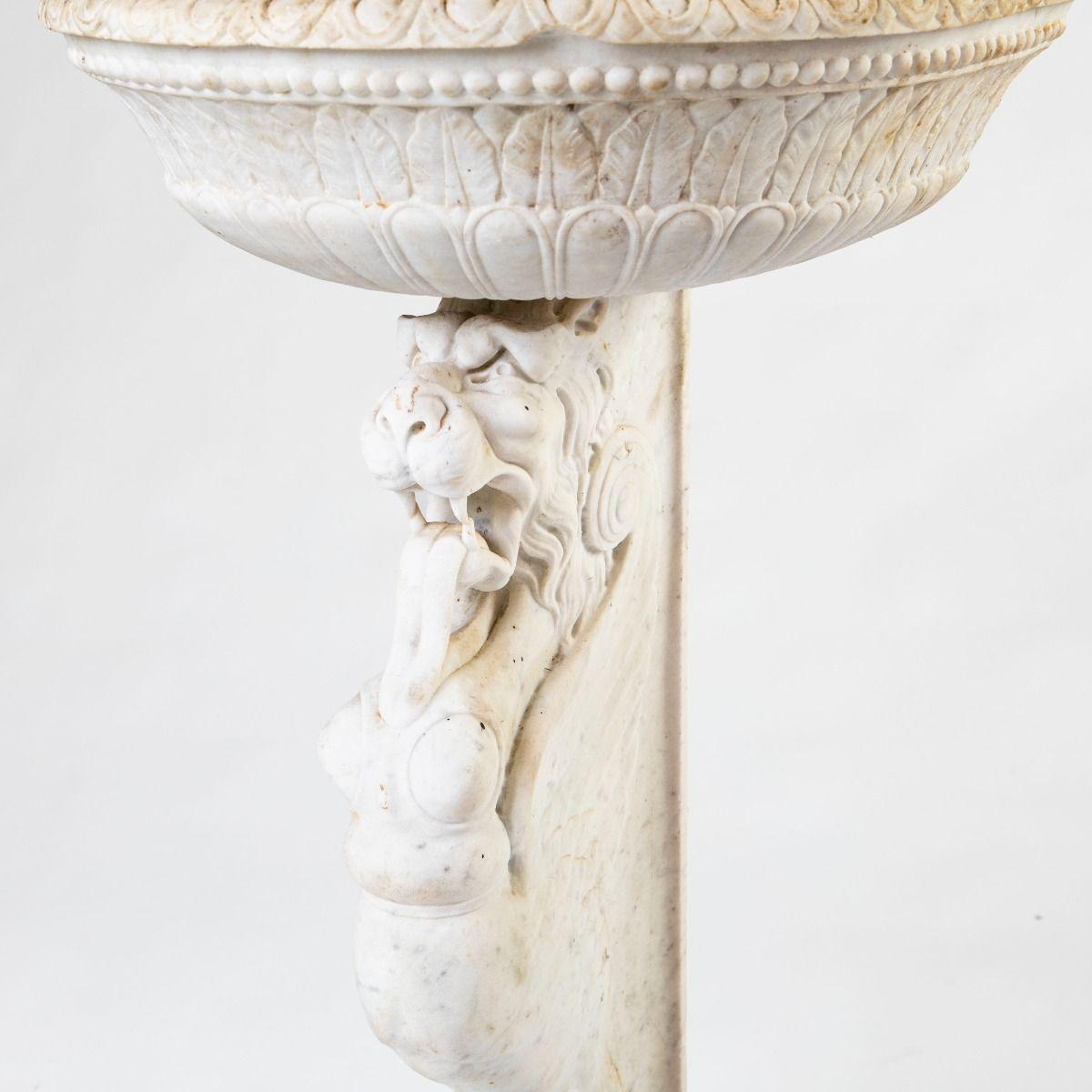18th Century Italian Baroque Carrara Marble Basin with Sphinx Pedestal For Sale 4