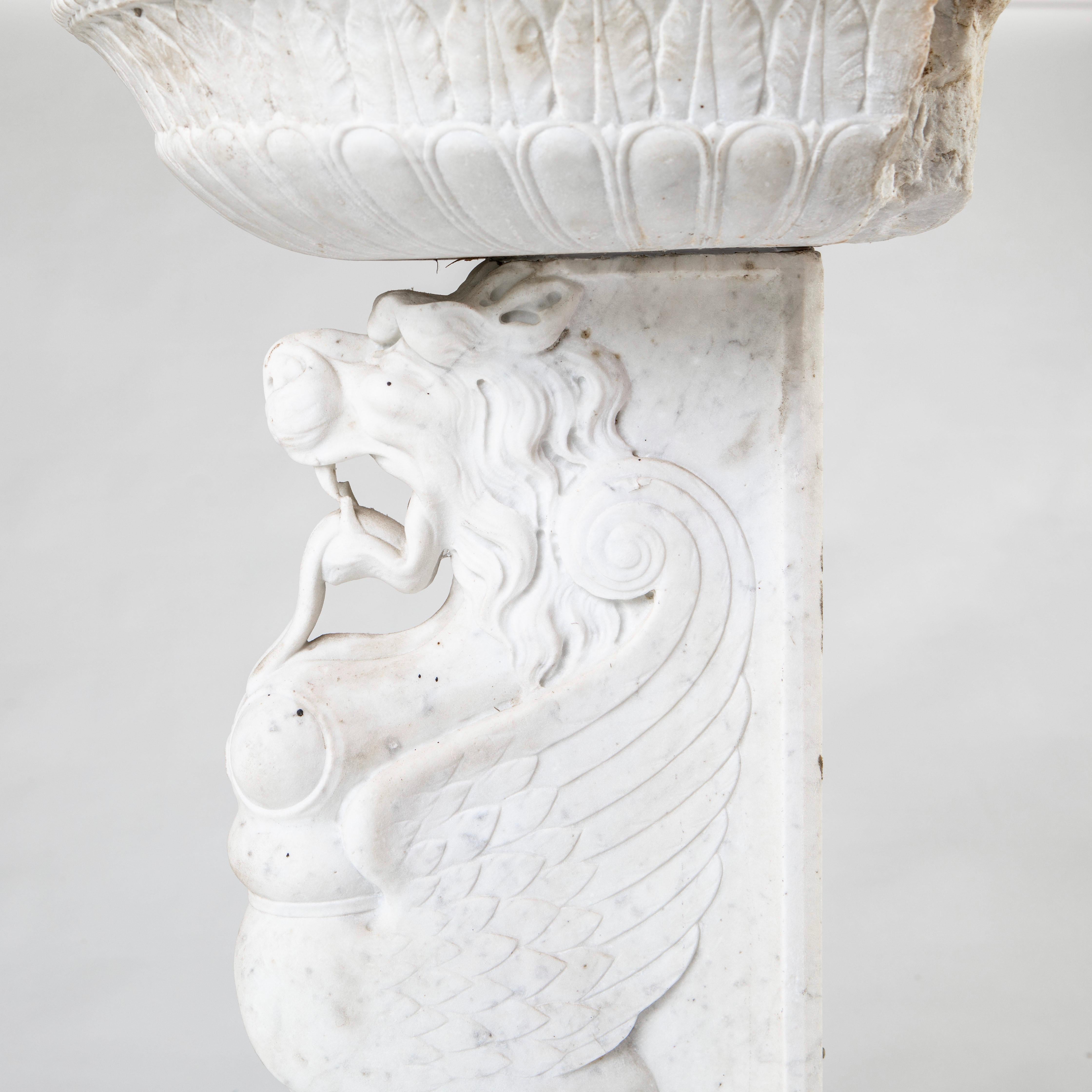 18th Century Italian Baroque Carrara Marble Basin with Sphinx Pedestal For Sale 4