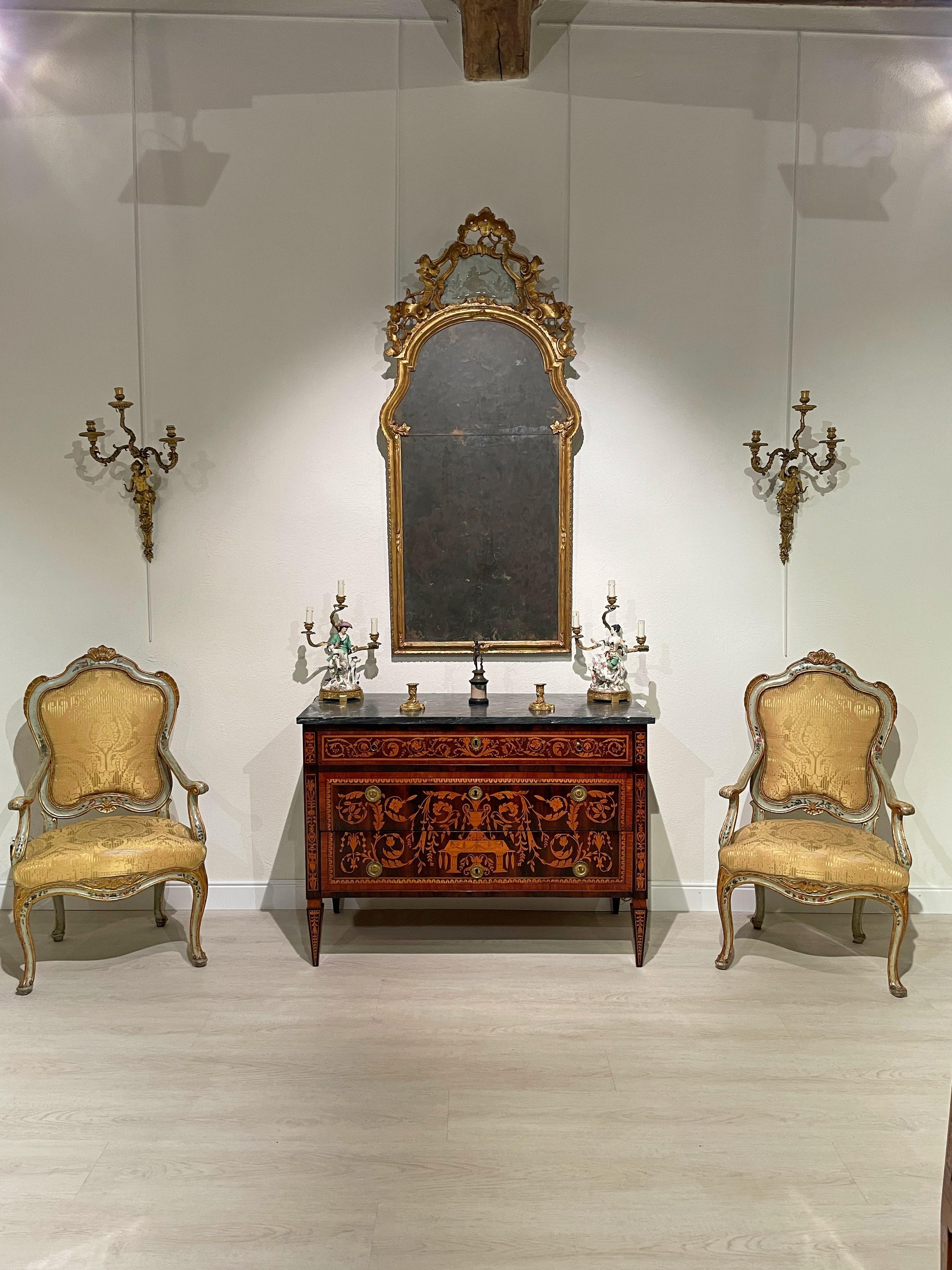 Miroir baroque italien du XVIIIe siècle en bois sculpté et doré en vente 7