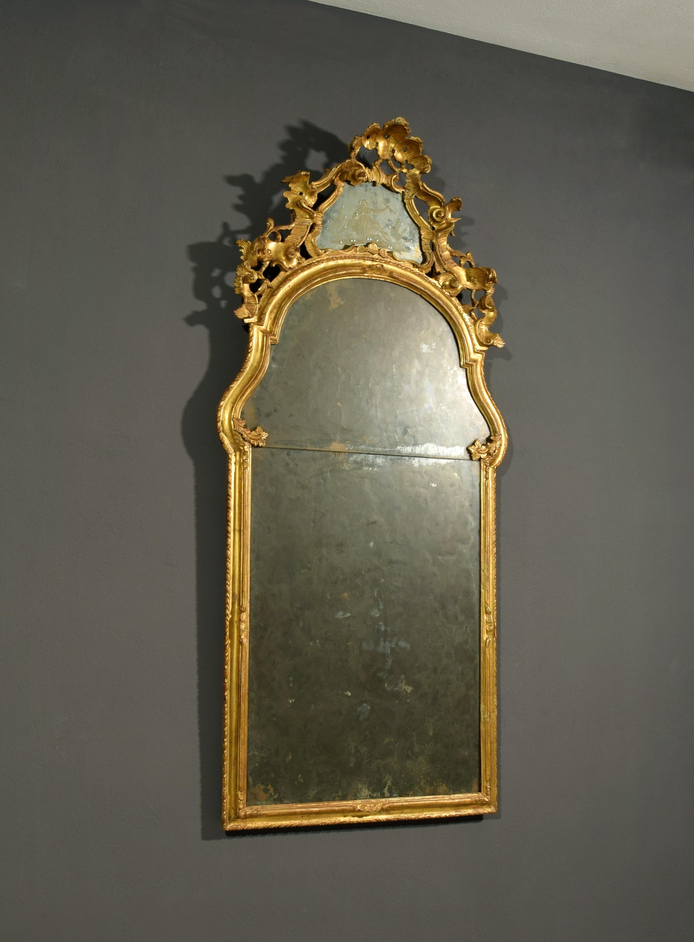 Hand-Carved 18th Century, Italian Baroque Carved and Giltwood Mirror For Sale