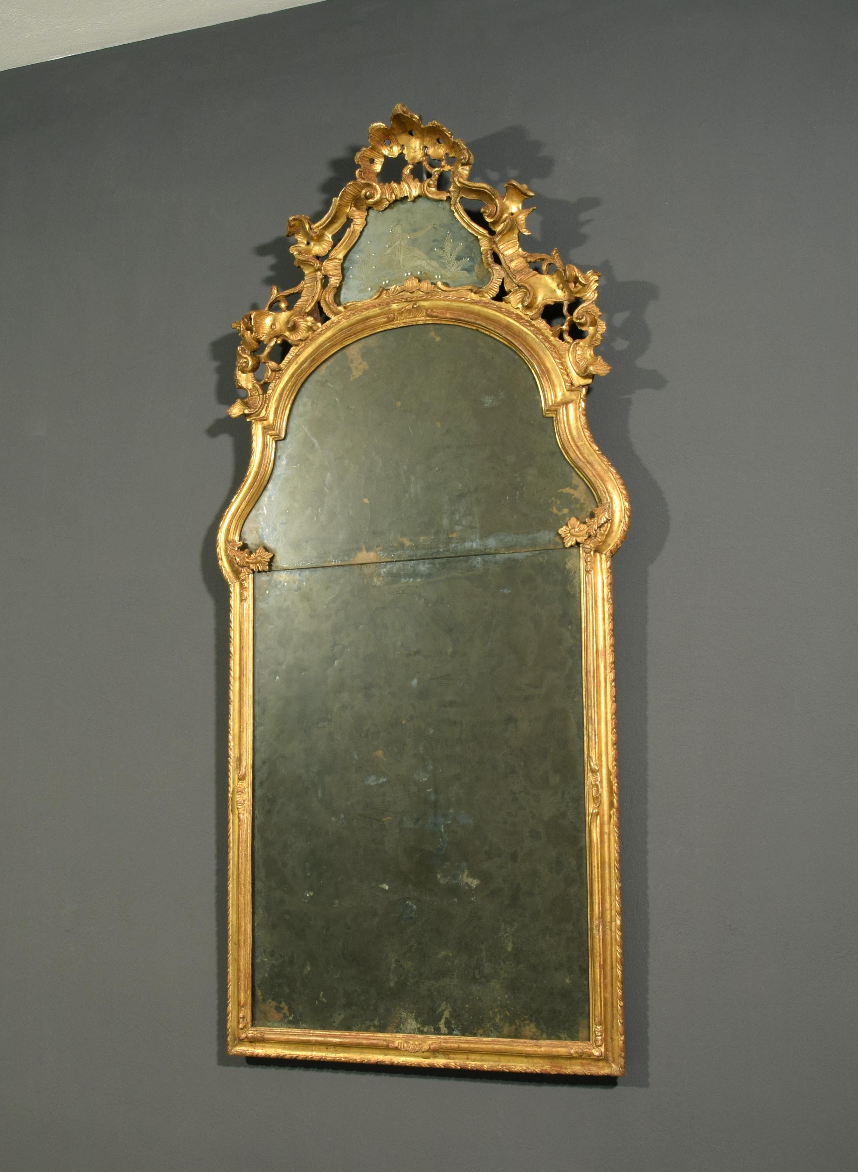 Sculpté à la main Miroir baroque italien du XVIIIe siècle en bois sculpté et doré en vente