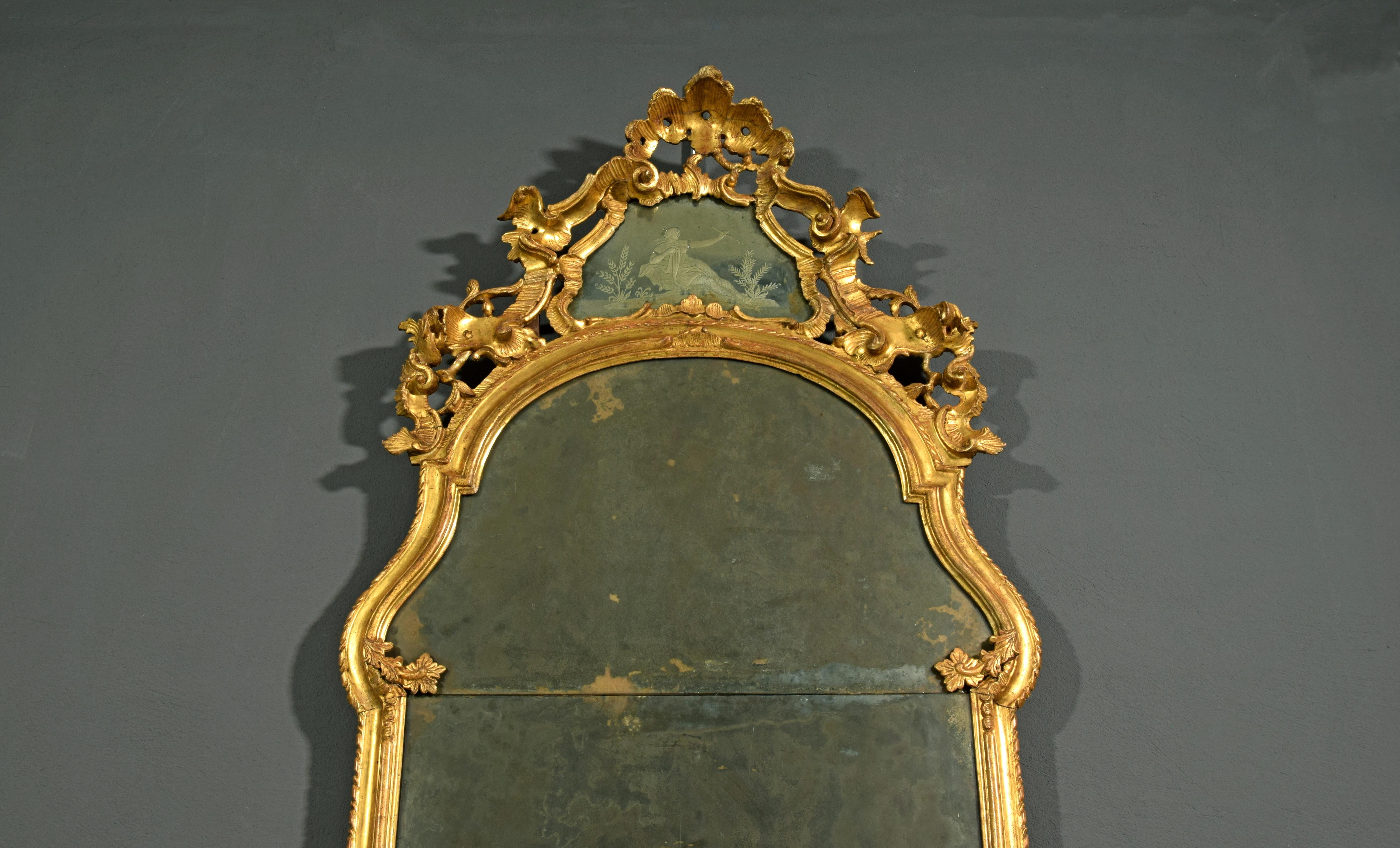Miroir baroque italien du XVIIIe siècle en bois sculpté et doré en vente 2
