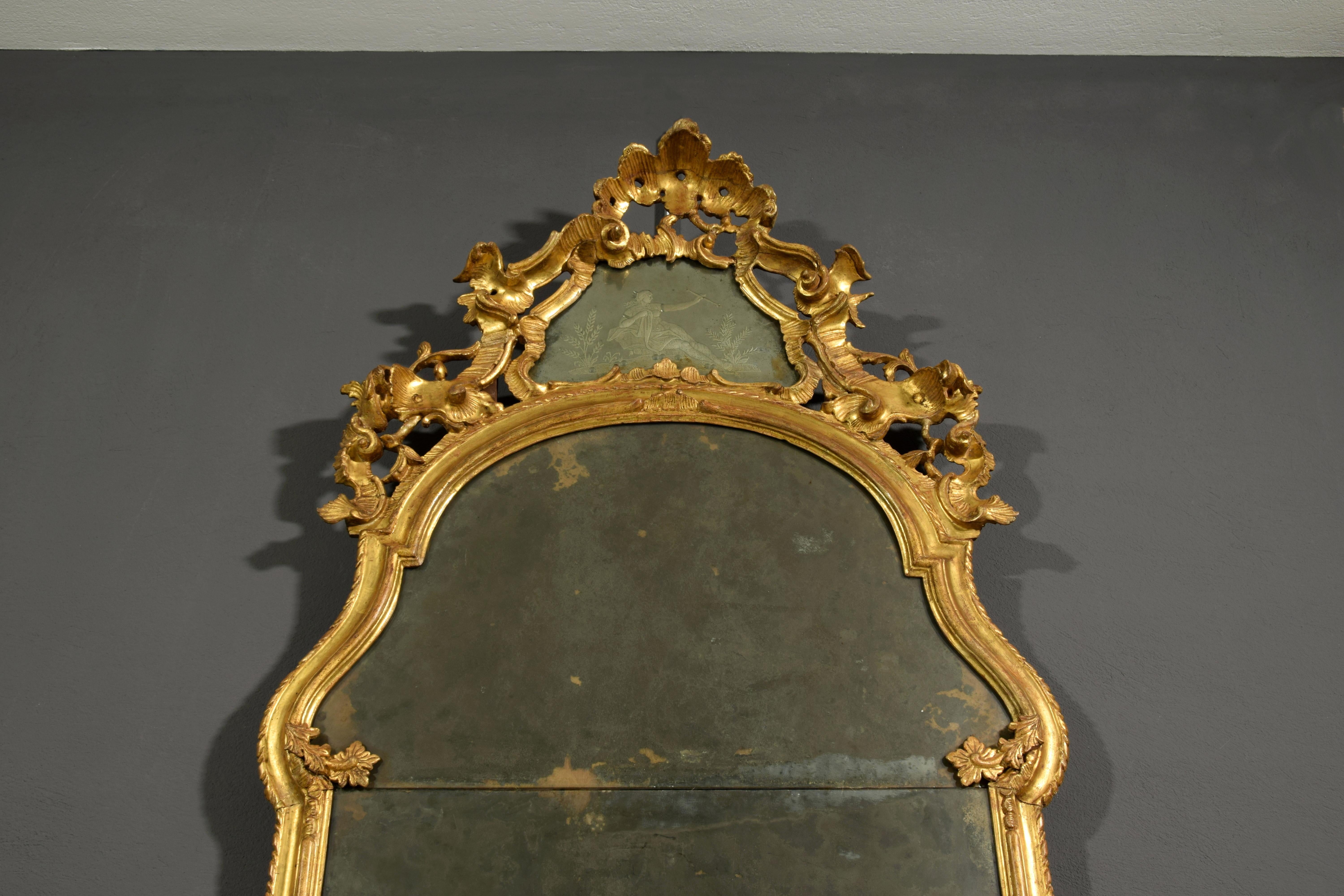 Miroir baroque italien du XVIIIe siècle en bois sculpté et doré en vente 3