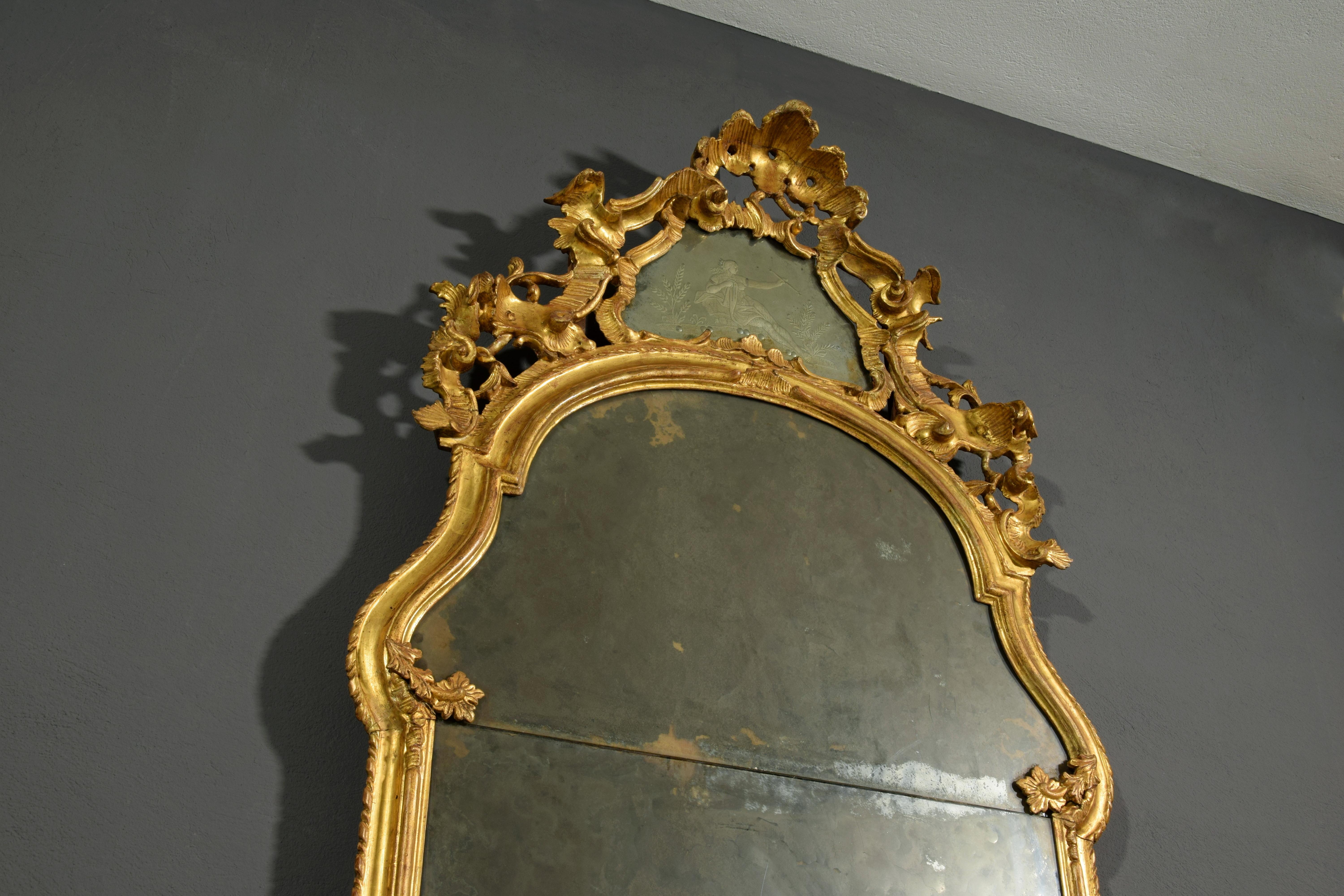 Miroir baroque italien du XVIIIe siècle en bois sculpté et doré en vente 4