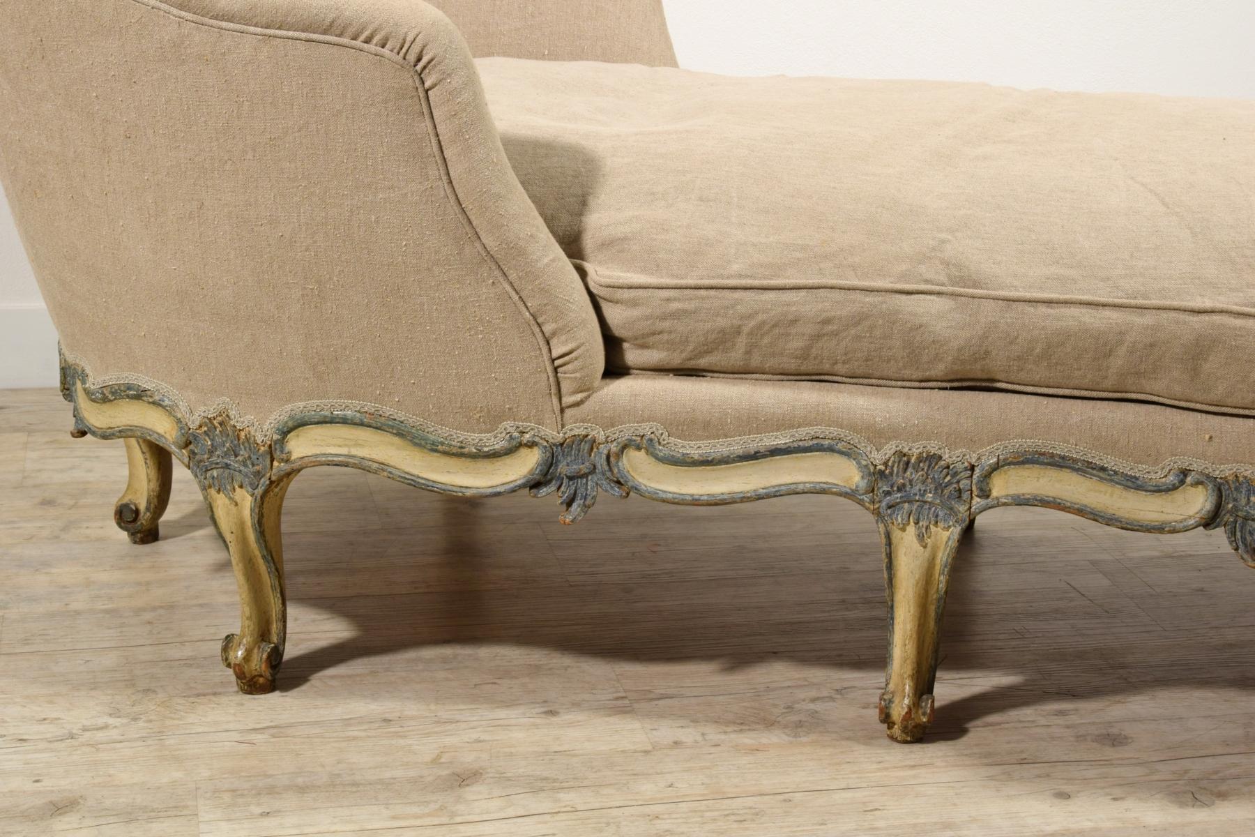 18th Century, Italian Baroque Carved and Lacquered Wood Chaise Longue  1
