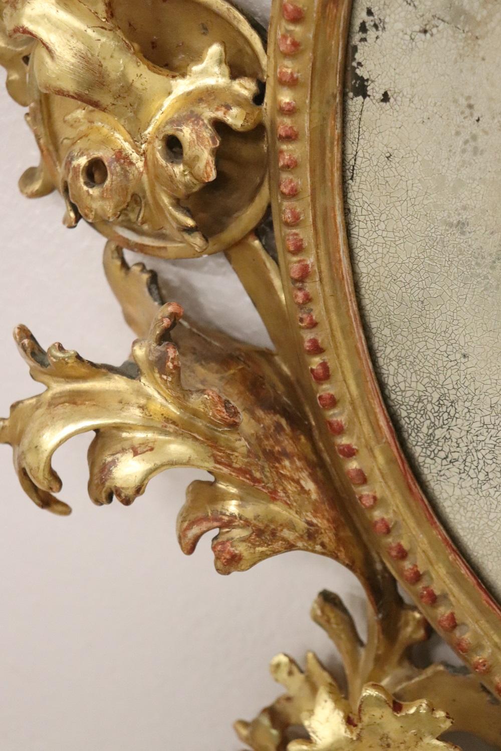 Miroir mural baroque italien ovale en bois sculpté et doré du 18ème siècle en vente 3
