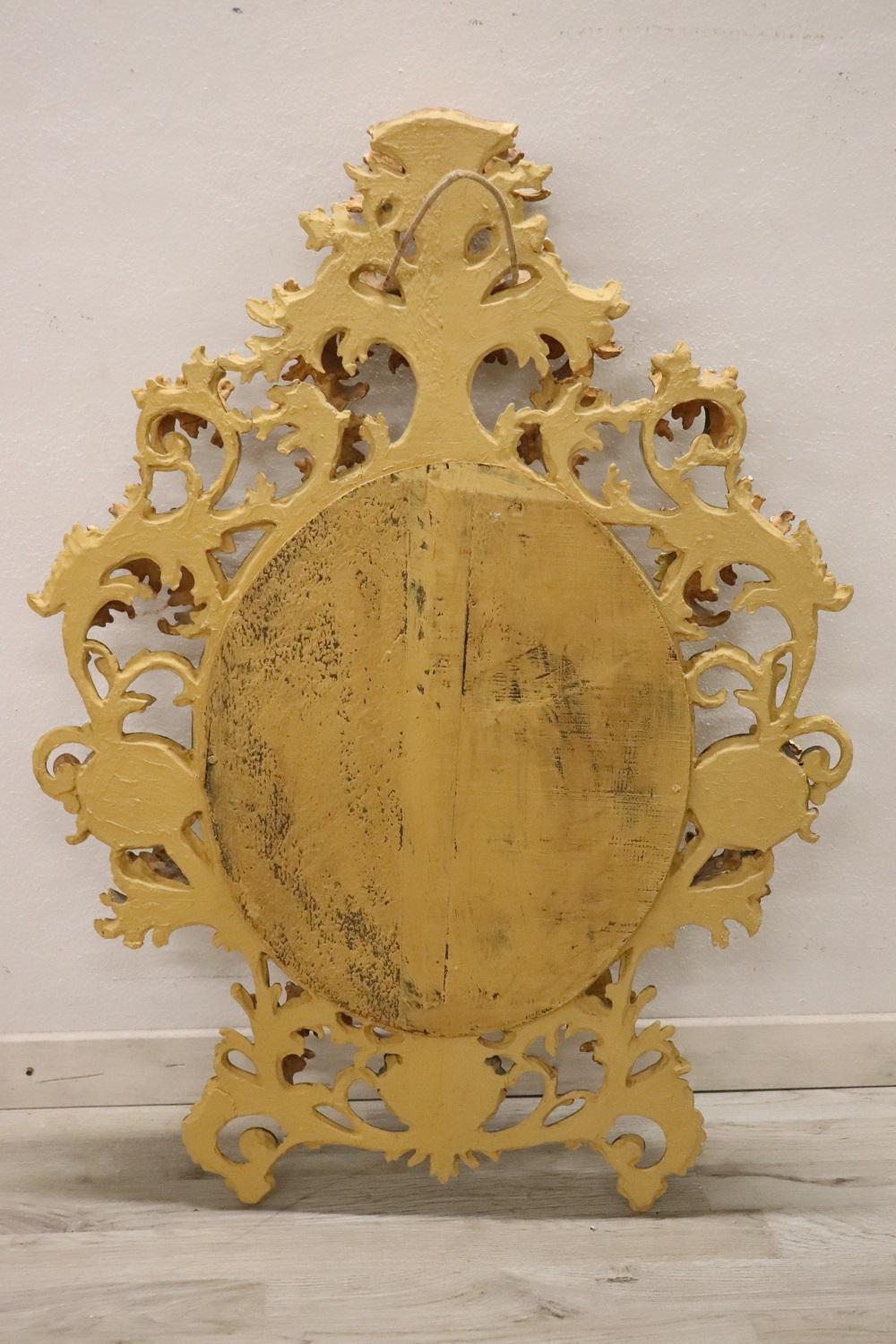 Miroir mural baroque italien ovale en bois sculpté et doré du 18ème siècle en vente 4