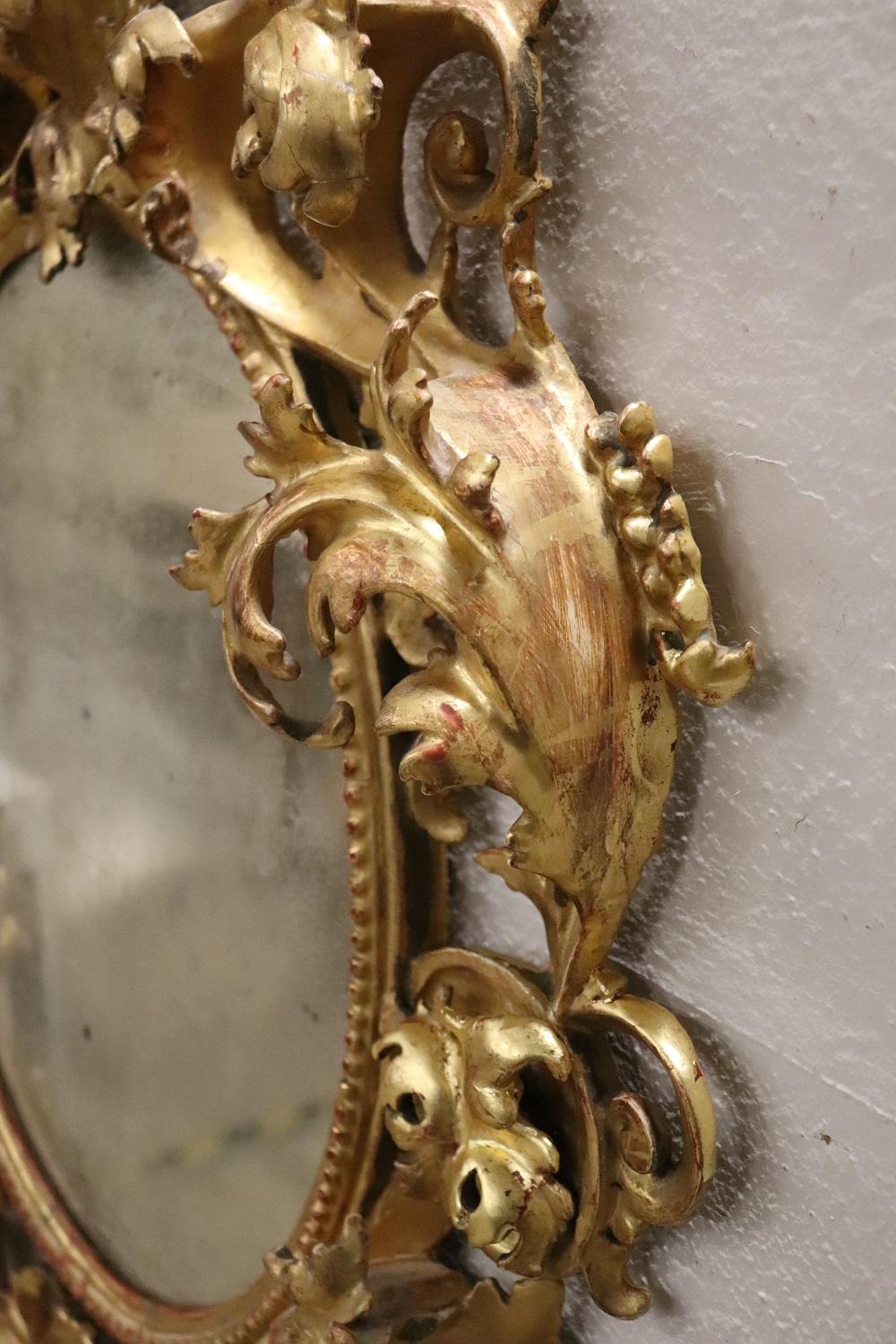18th Century Italian Baroque Carved Gilded Wood Oval Wall Mirror In Good Condition For Sale In Casale Monferrato, IT