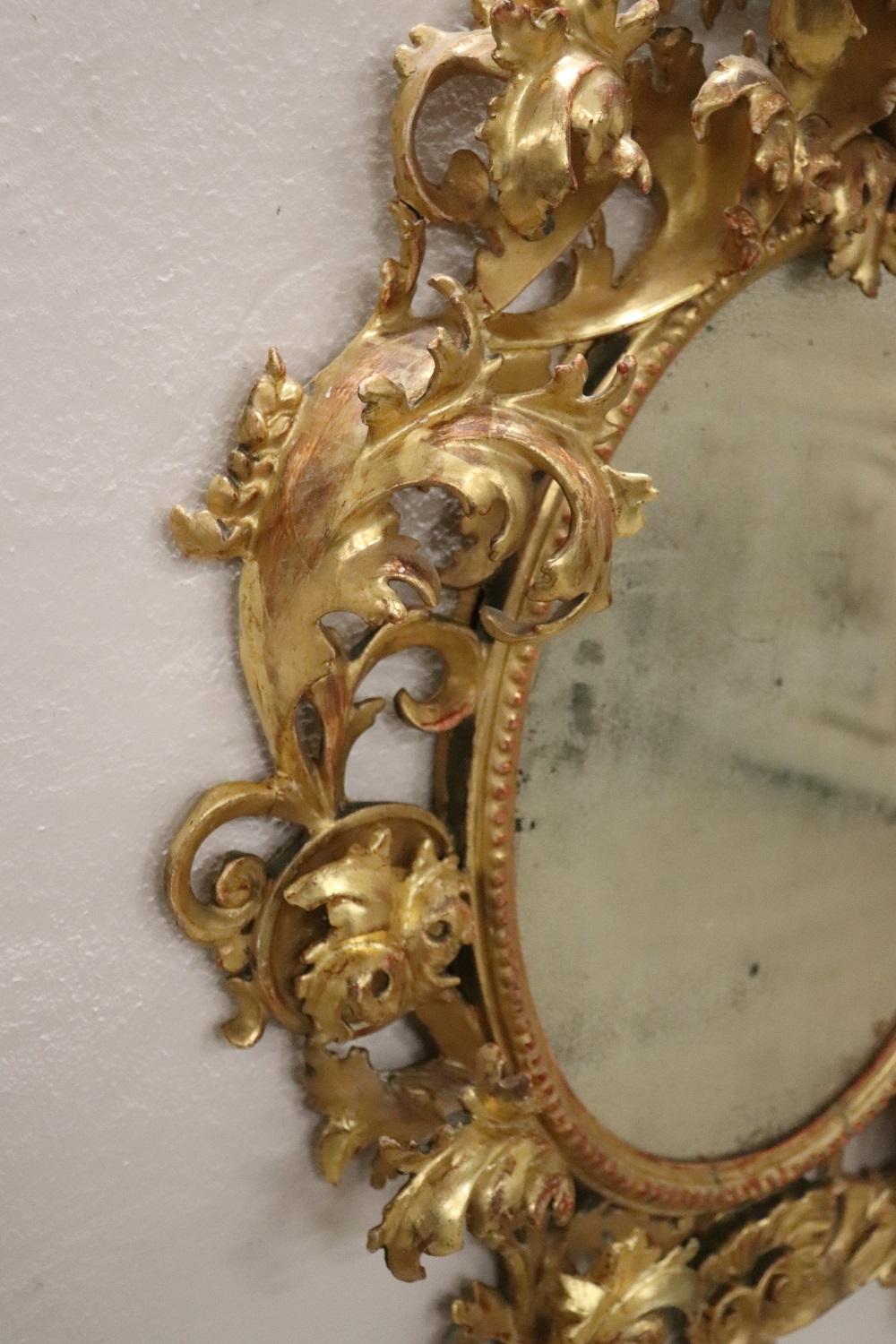 Miroir mural baroque italien ovale en bois sculpté et doré du 18ème siècle Bon état - En vente à Casale Monferrato, IT
