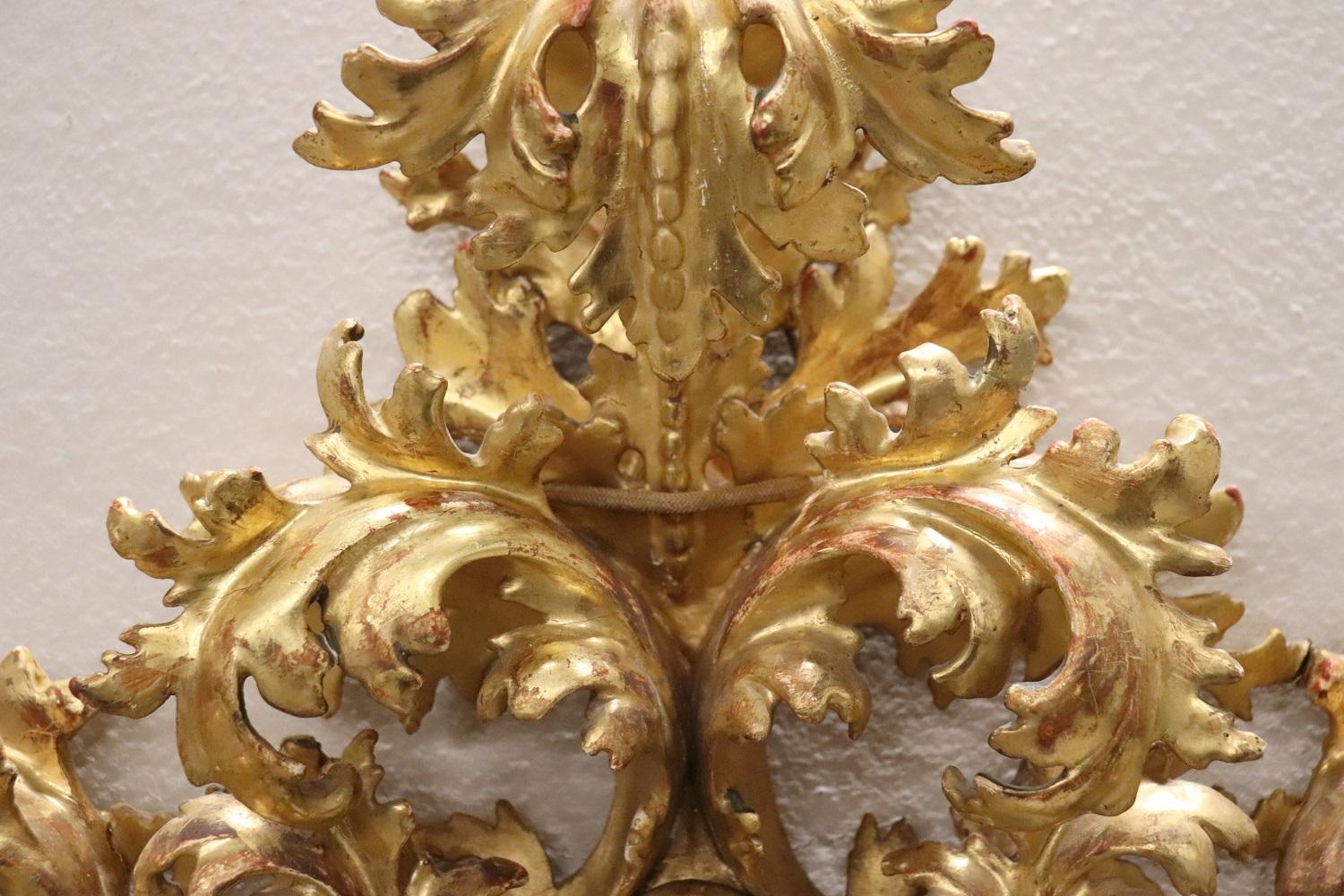 Milieu du XVIIIe siècle Miroir mural baroque italien ovale en bois sculpté et doré du 18ème siècle en vente