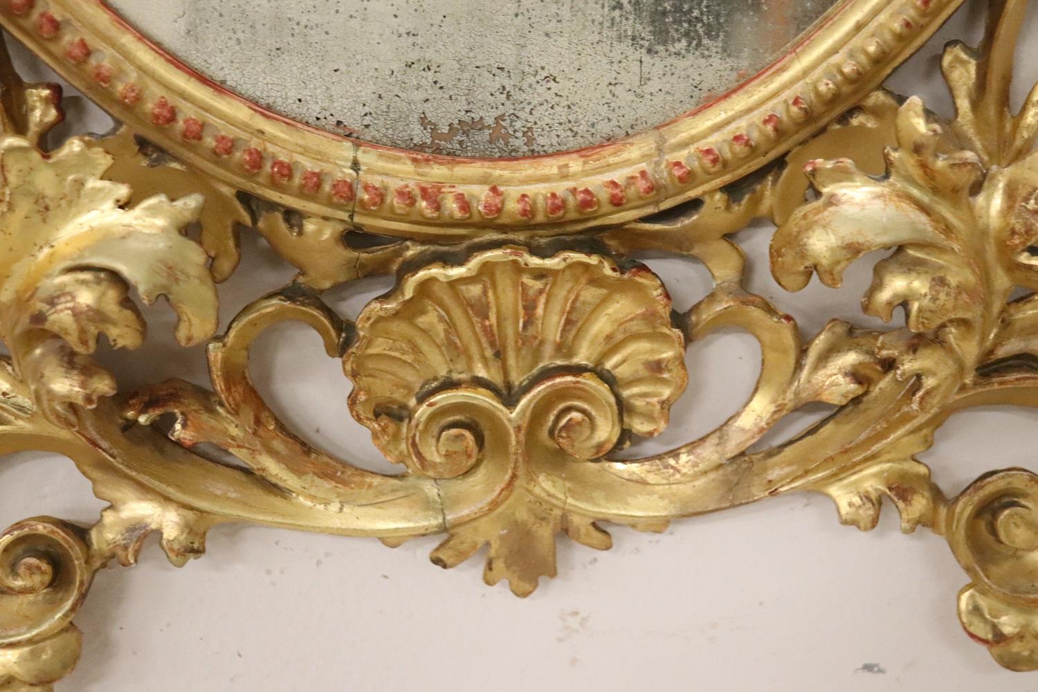 Miroir mural baroque italien ovale en bois sculpté et doré du 18ème siècle en vente 1
