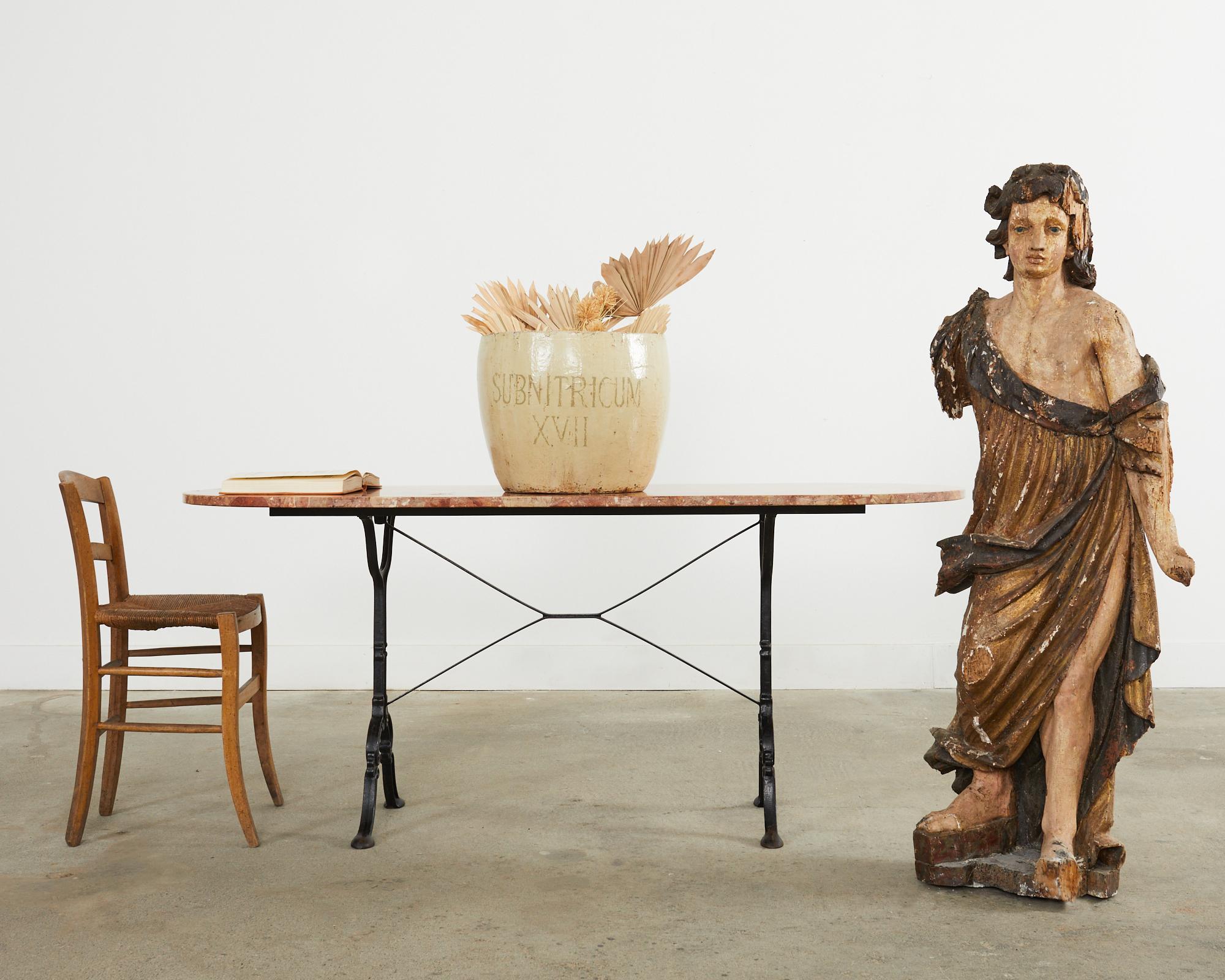 Majestuosa escultura icono de Santos policromada barroca italiana del siglo XVIII de un hombre joven. El icono tallado está representado de pie y lleva una túnica fluida con movimientos gráciles. Tiene el pelo rizado y unos dramáticos ojos azules de