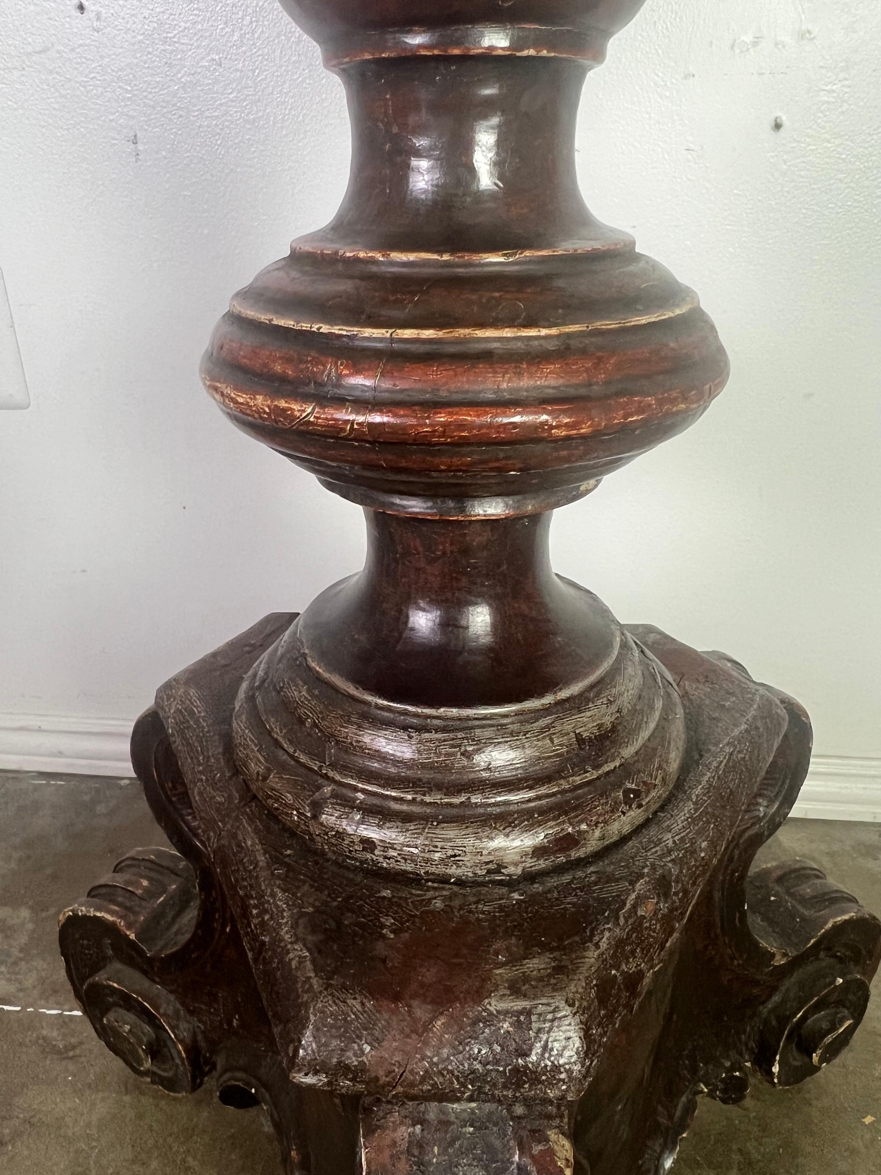 Lampada a stelo intagliata barocca italiana del XVIII secolo con paralume in pergamena in vendita 5