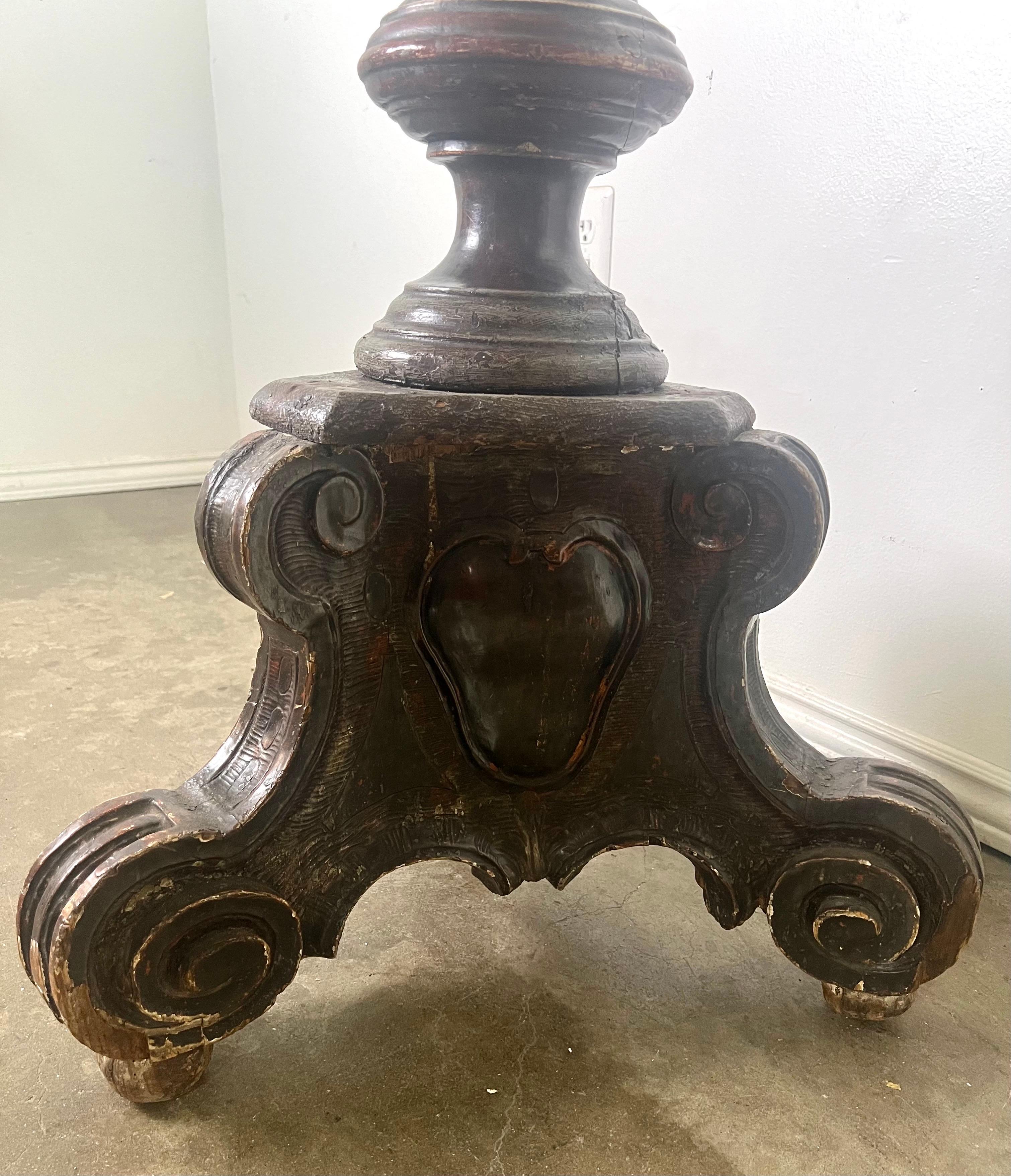 Lampada a stelo intagliata barocca italiana del XVIII secolo con paralume in pergamena in vendita 6
