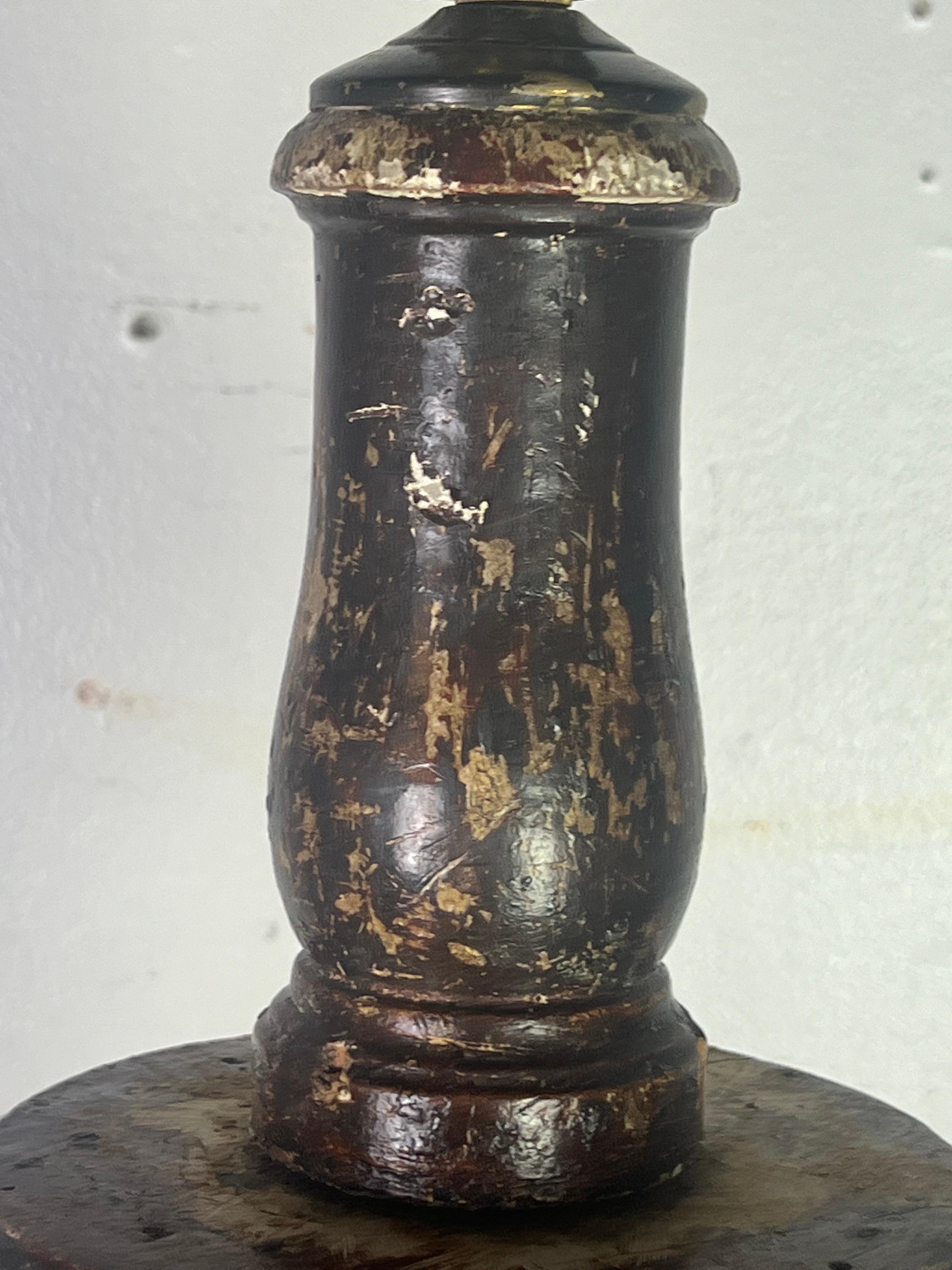 Lampada a stelo intagliata barocca italiana del XVIII secolo con paralume in pergamena in vendita 7