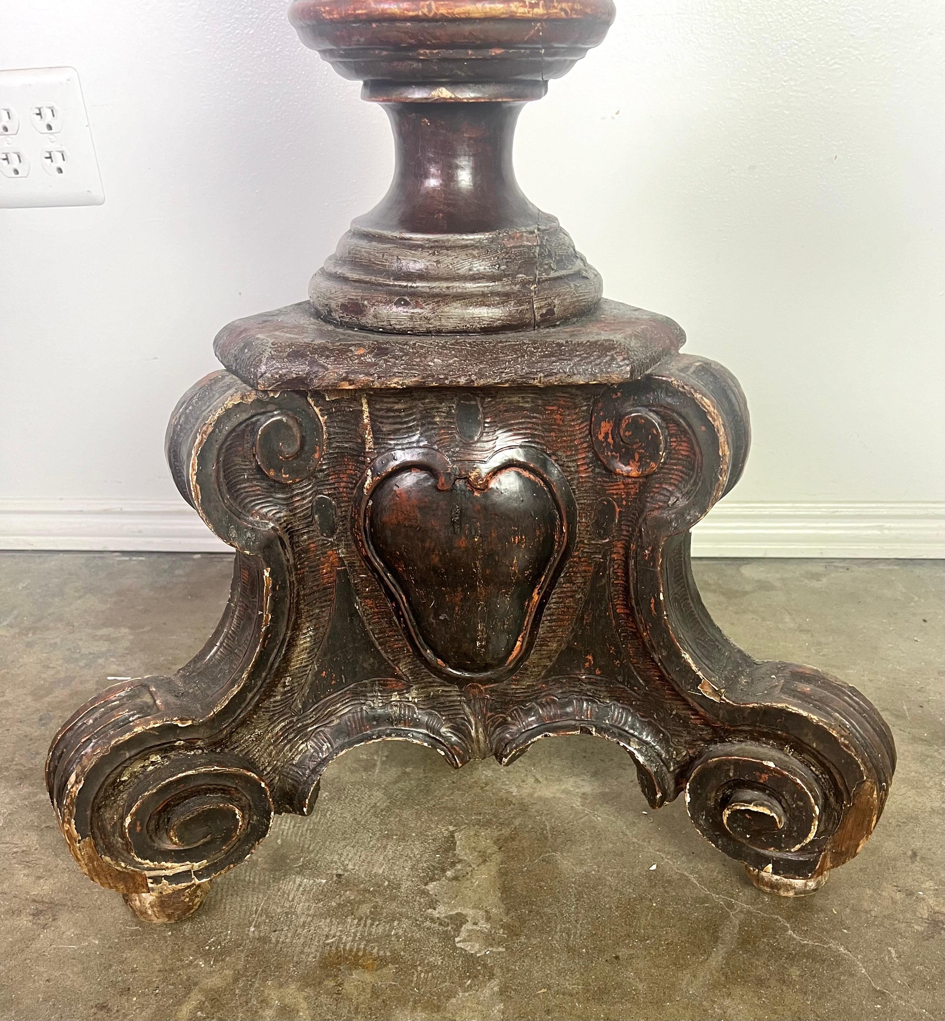 Barocco Lampada a stelo intagliata barocca italiana del XVIII secolo con paralume in pergamena in vendita