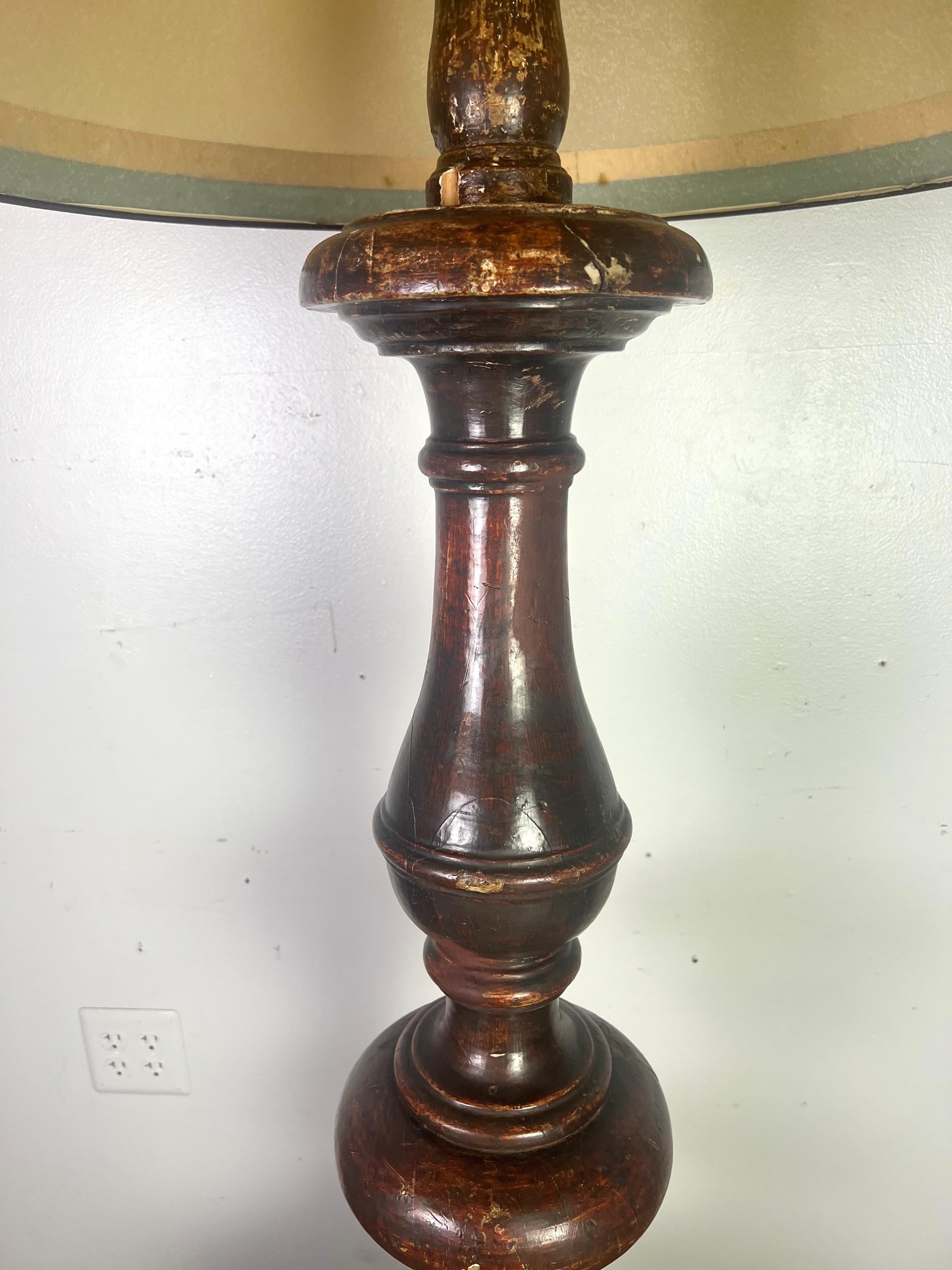 Legno Lampada a stelo intagliata barocca italiana del XVIII secolo con paralume in pergamena in vendita