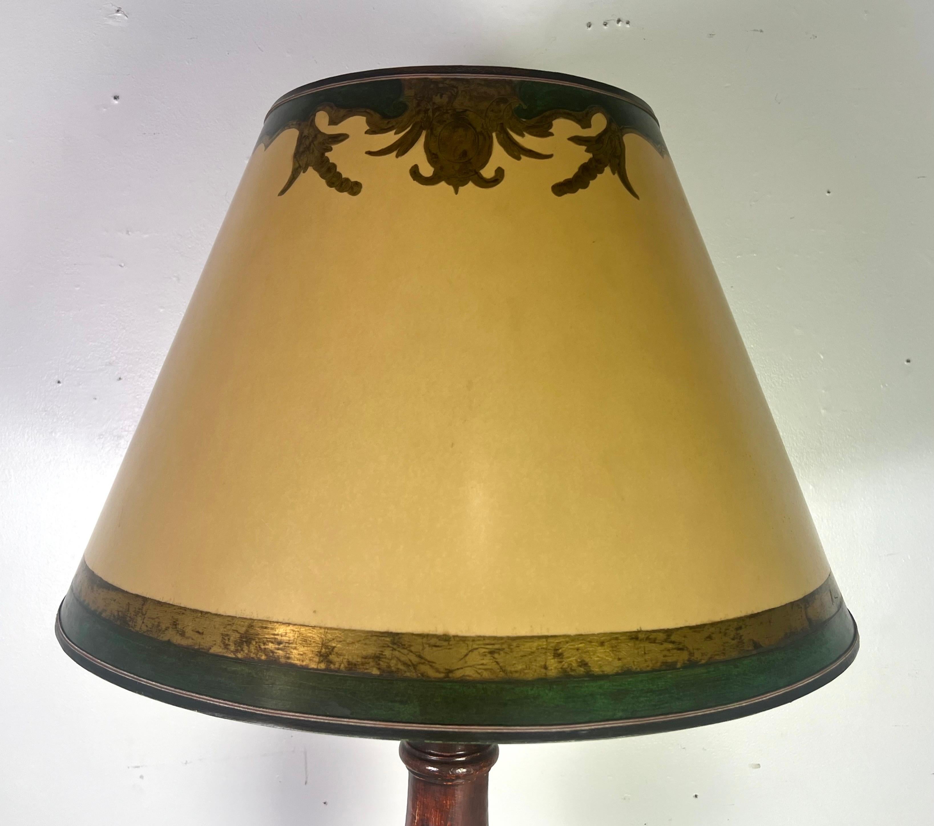Lampada a stelo intagliata barocca italiana del XVIII secolo con paralume in pergamena in vendita 1