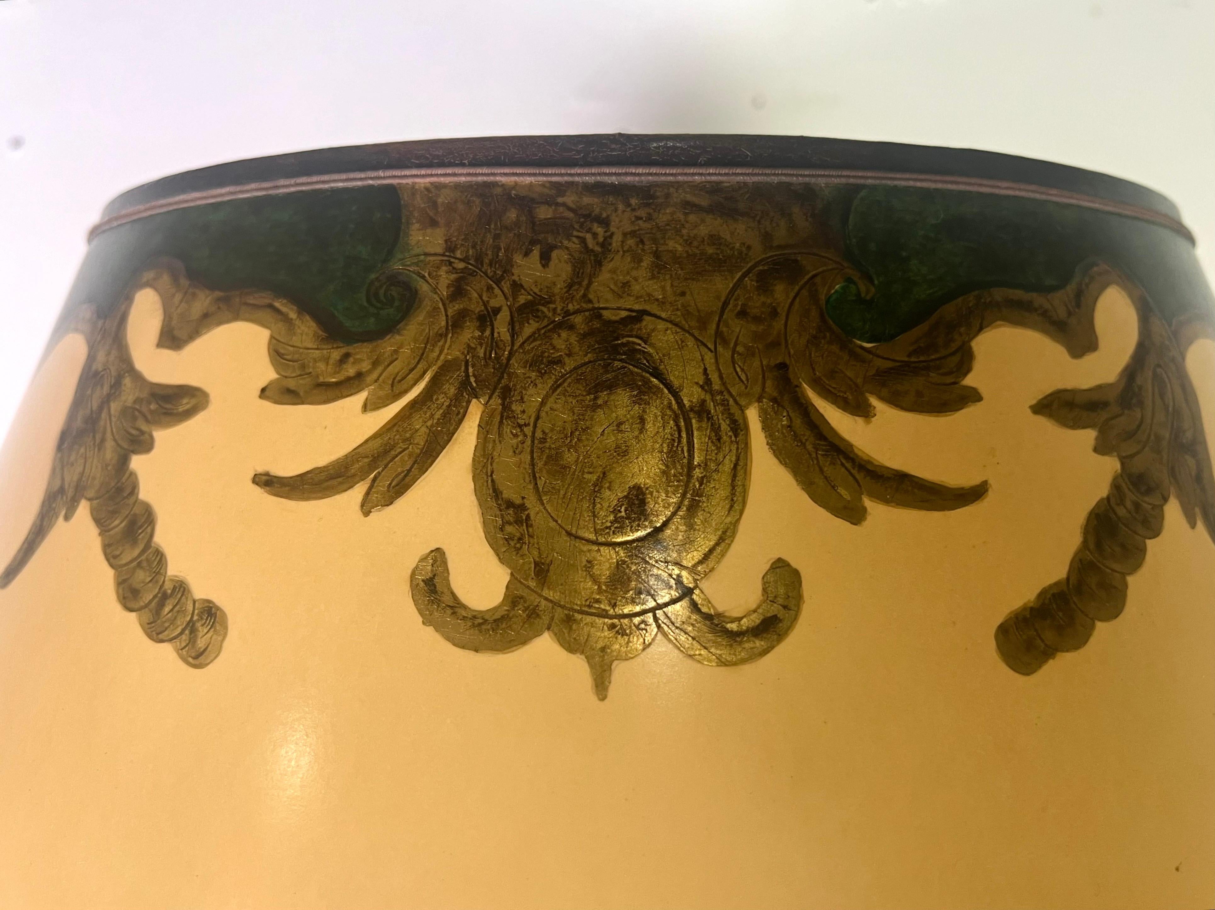 Italiano Lampada a stelo intagliata barocca italiana del XVIII secolo con paralume in pergamena in vendita
