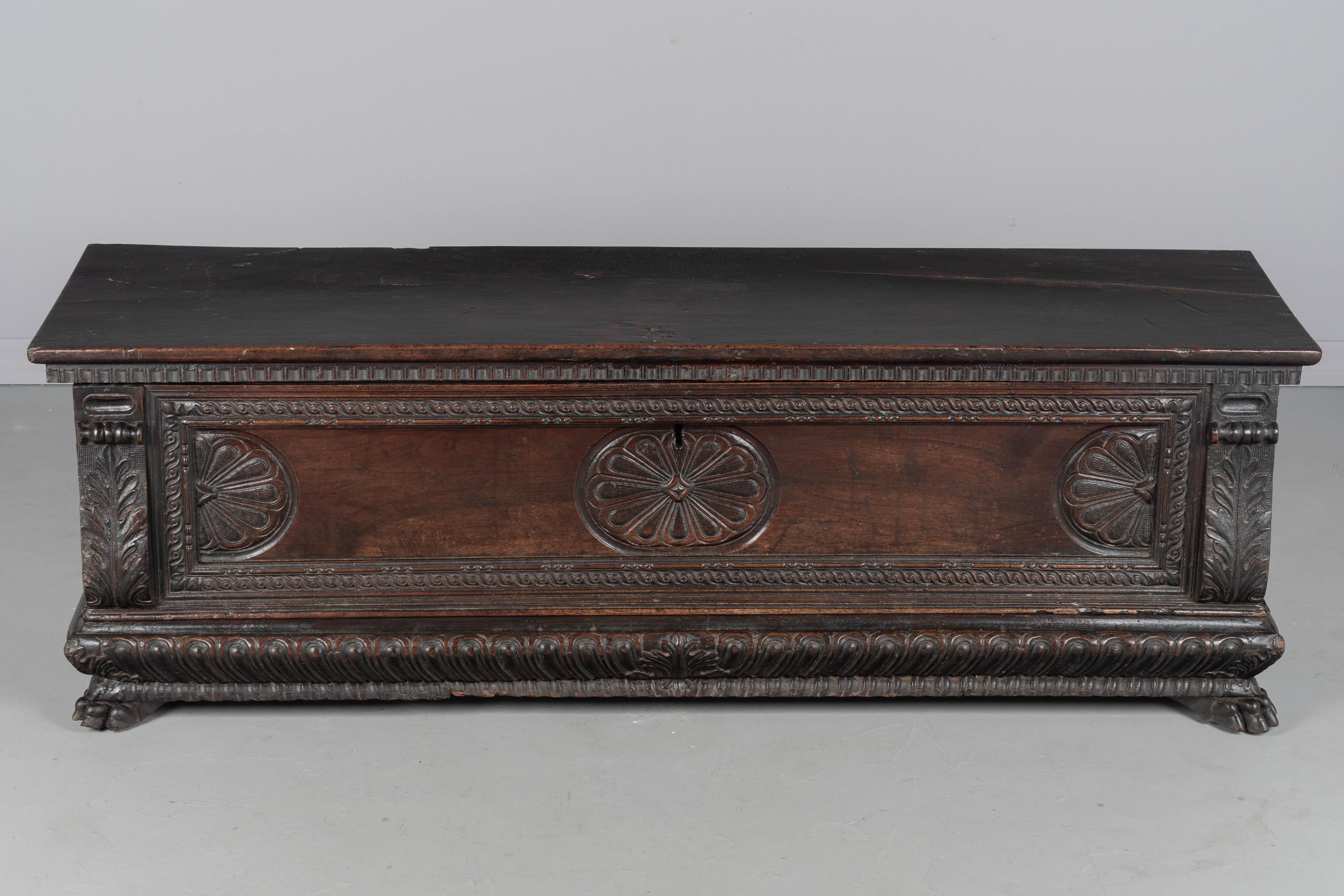 Cassone o arcón barroco italiano del siglo XVIII Barroco en venta