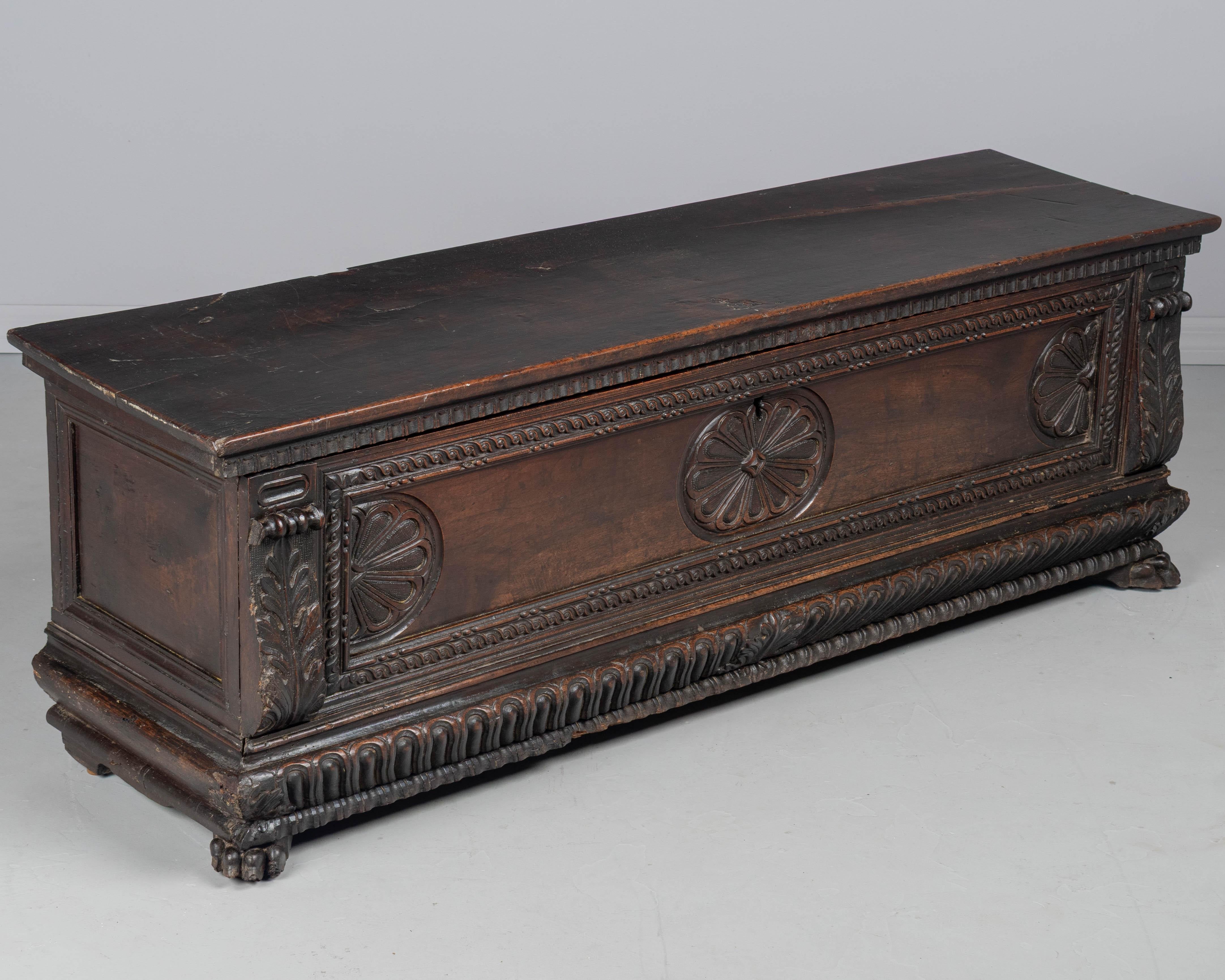 Cassone o arcón barroco italiano del siglo XVIII Italiano en venta