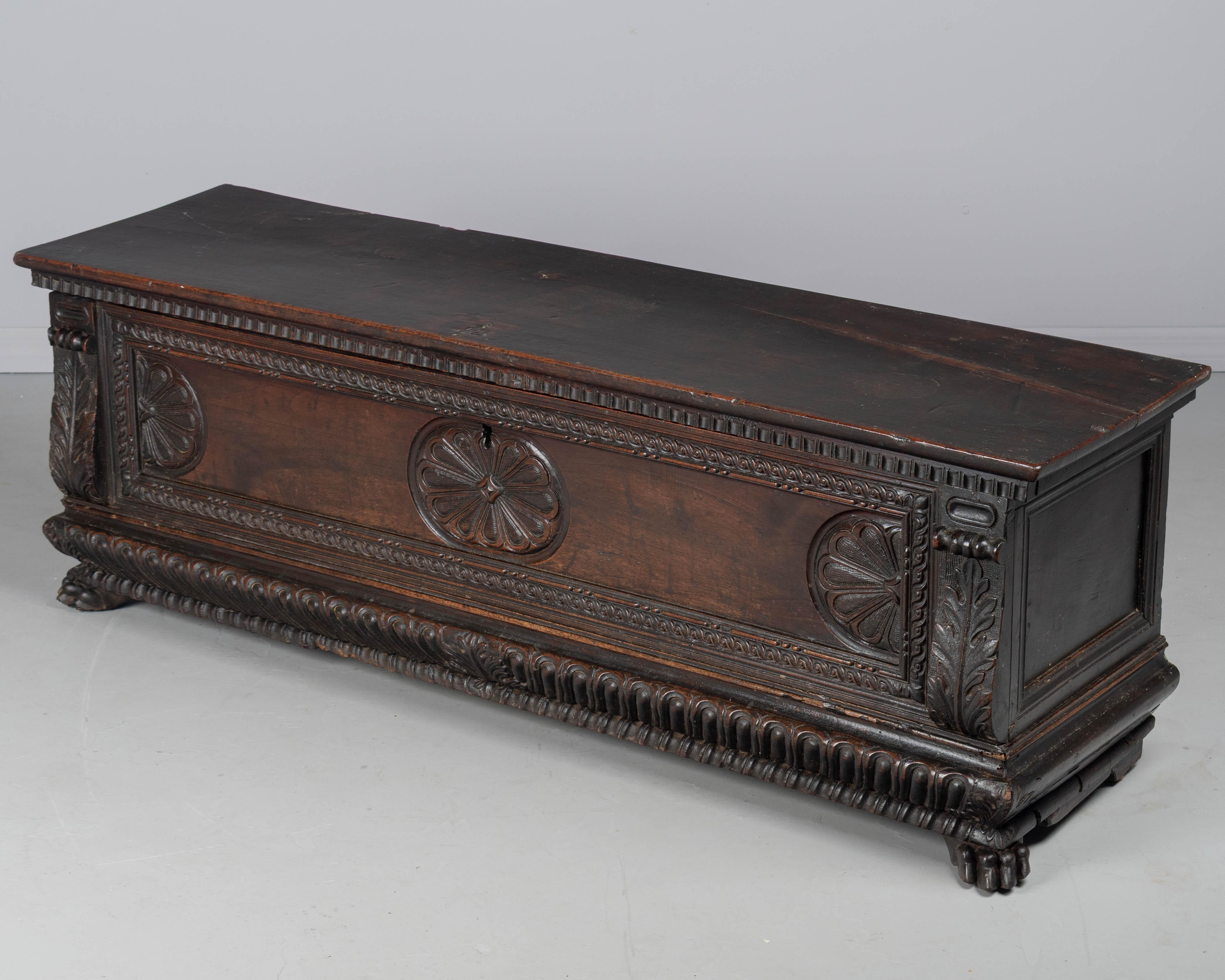 Cassone o arcón barroco italiano del siglo XVIII Tallado en venta