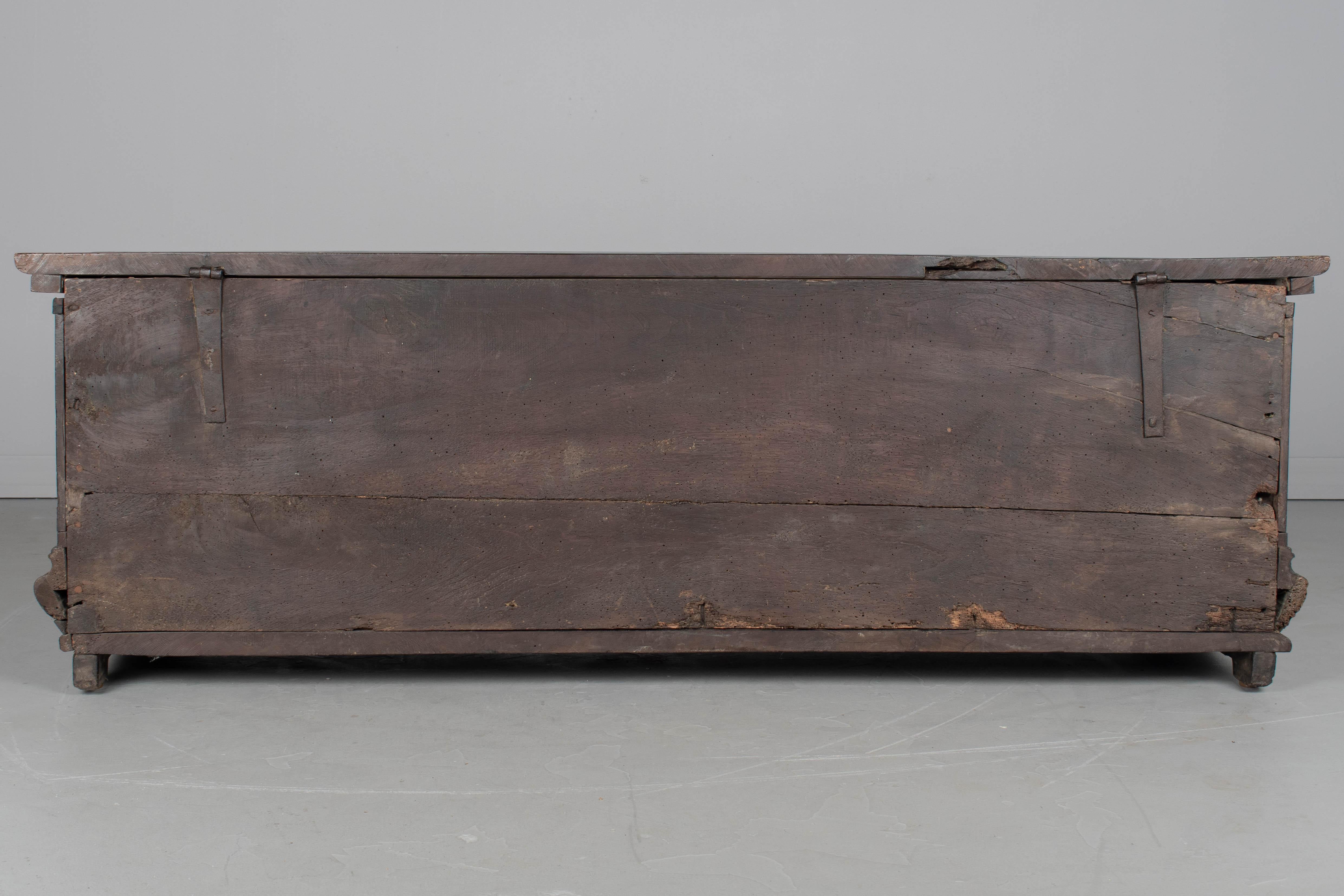 Cassone o arcón barroco italiano del siglo XVIII Nogal en venta