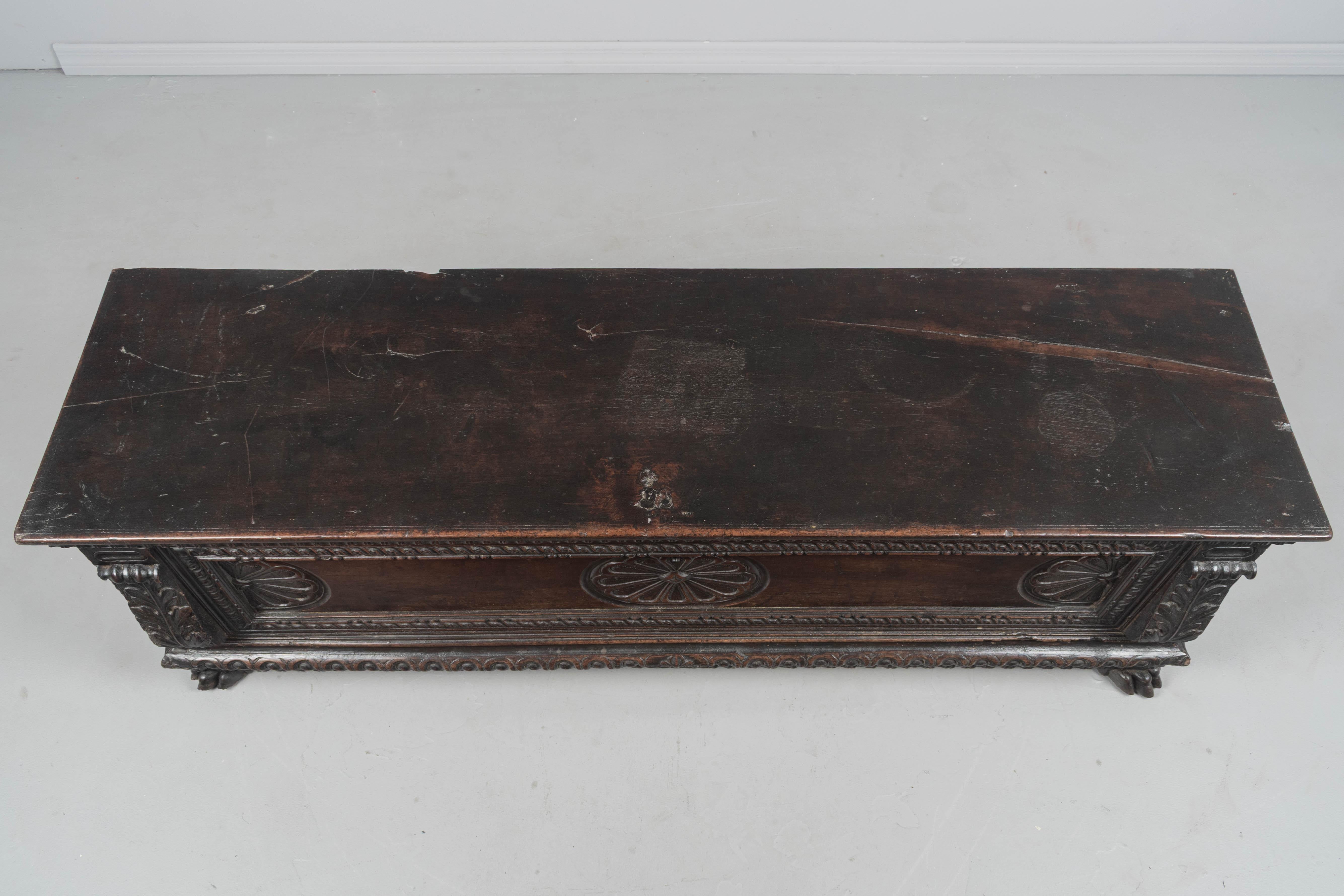 Cassone o arcón barroco italiano del siglo XVIII en venta 1