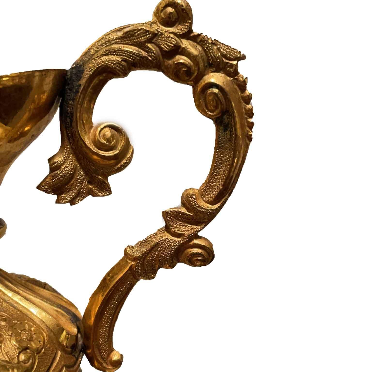 Pichet liturgique baroque italien du 18e siècle à aiguière dorée en cuivre repoussé en vente 7